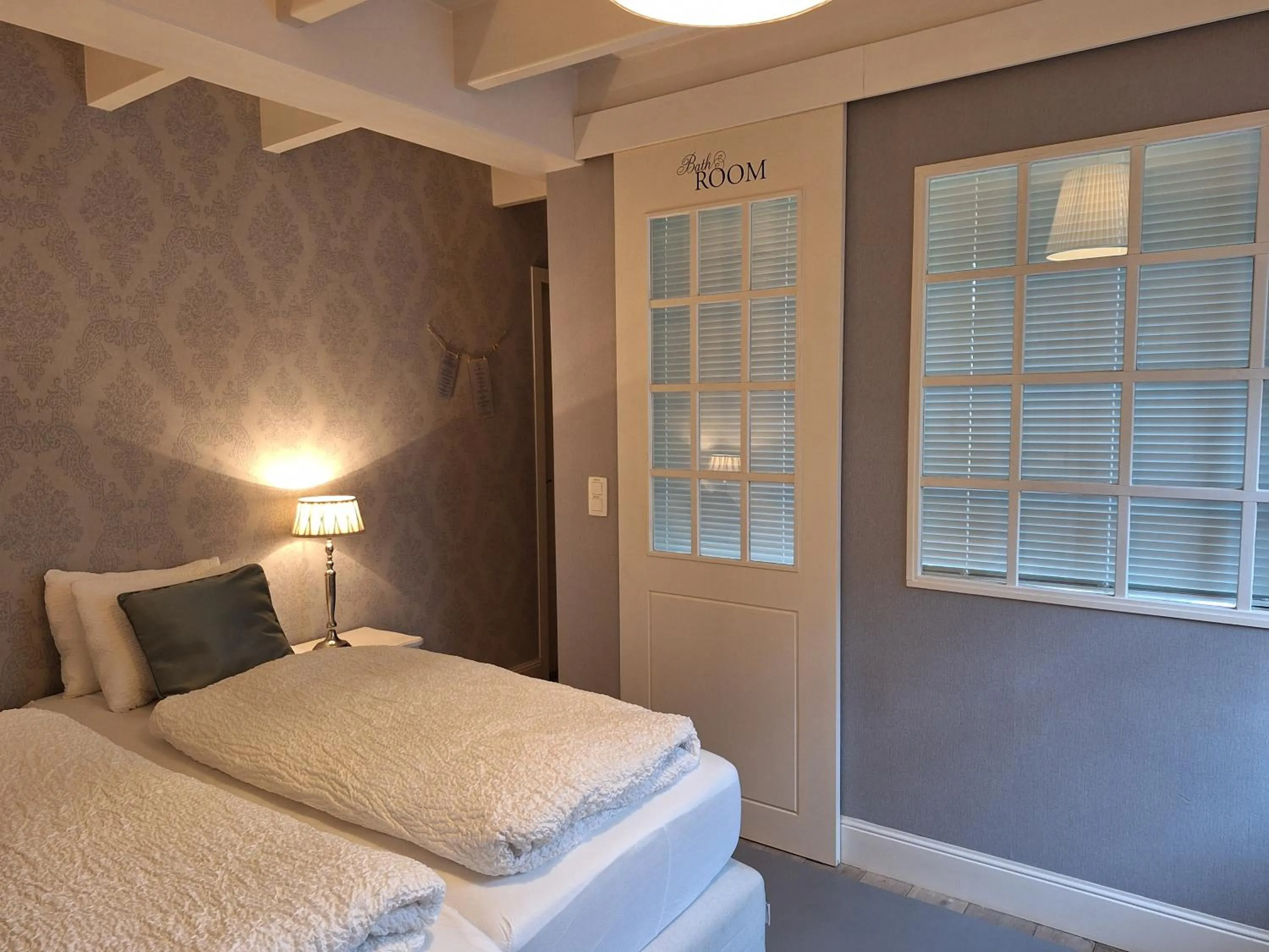 Bed in Casa-Cosi, tourist & business suites & flats with reserved parking included, private sauna