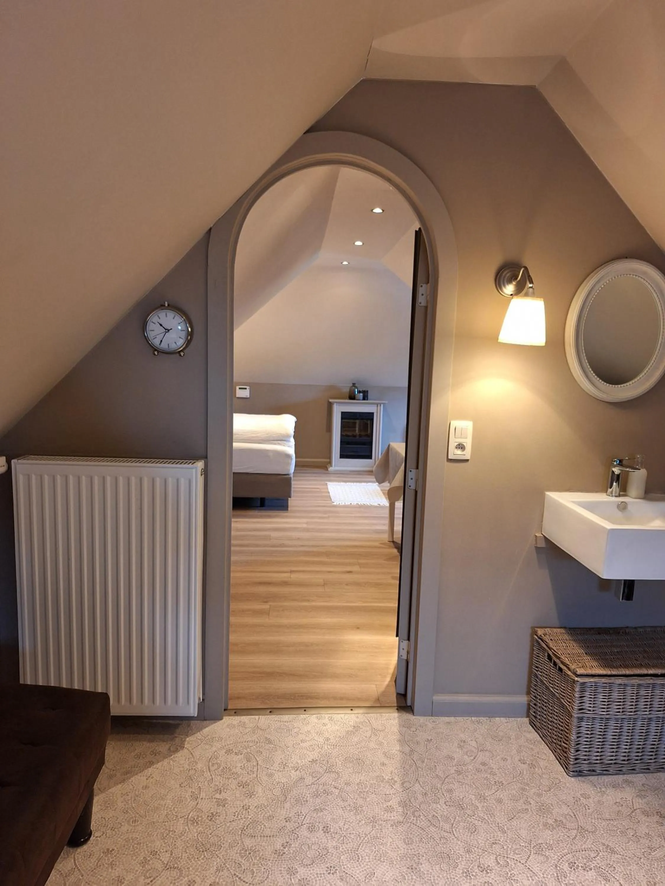 Bed in Casa-Cosi, tourist & business suites & flats with reserved parking included, private sauna