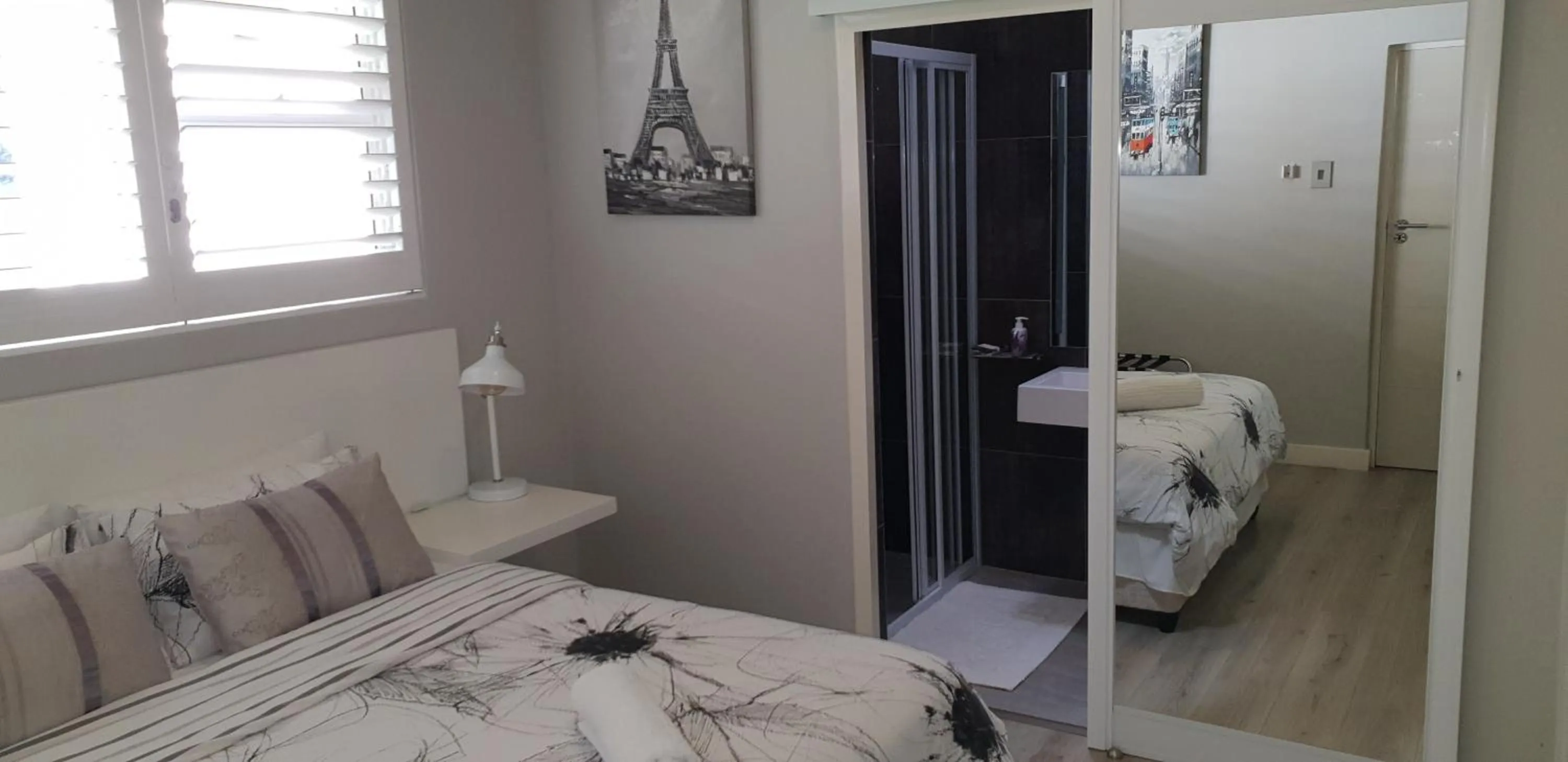 Bathroom, Bed in Umhlanga Lodge