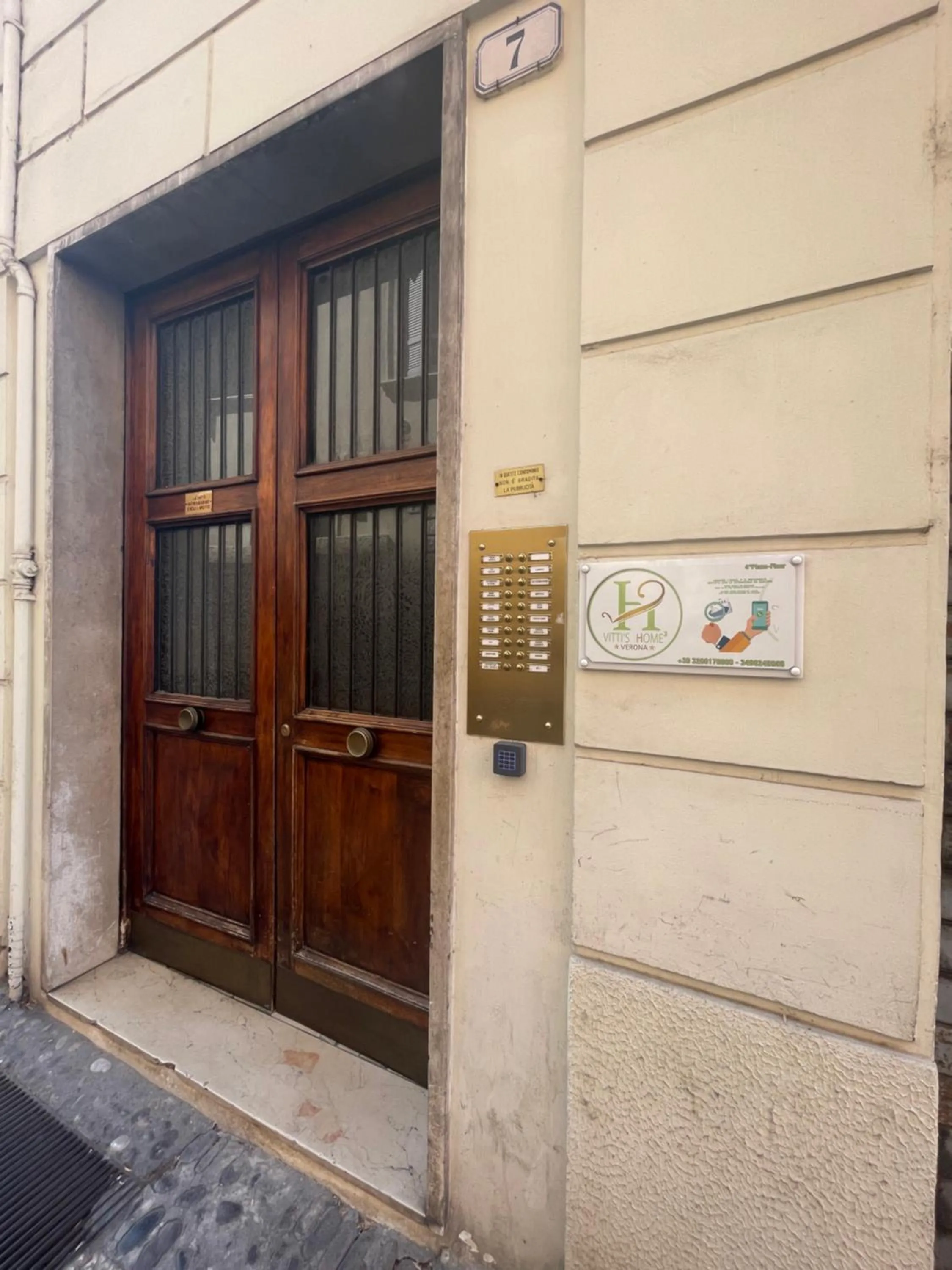Facade/entrance in Vitti's Home Verona 3