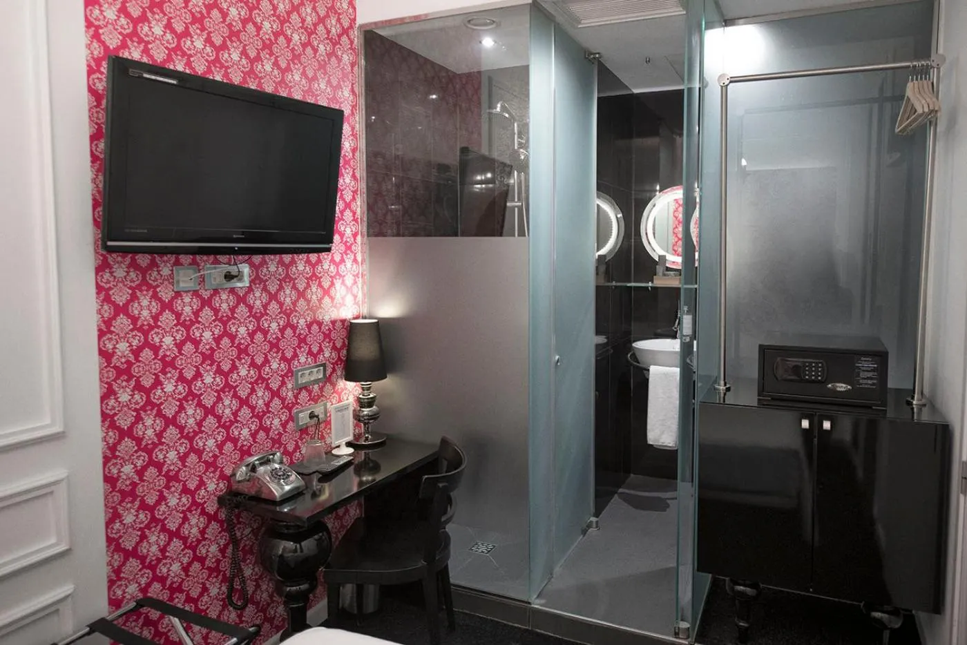 Photo of the whole room in Posada del Dragón Boutique Hotel