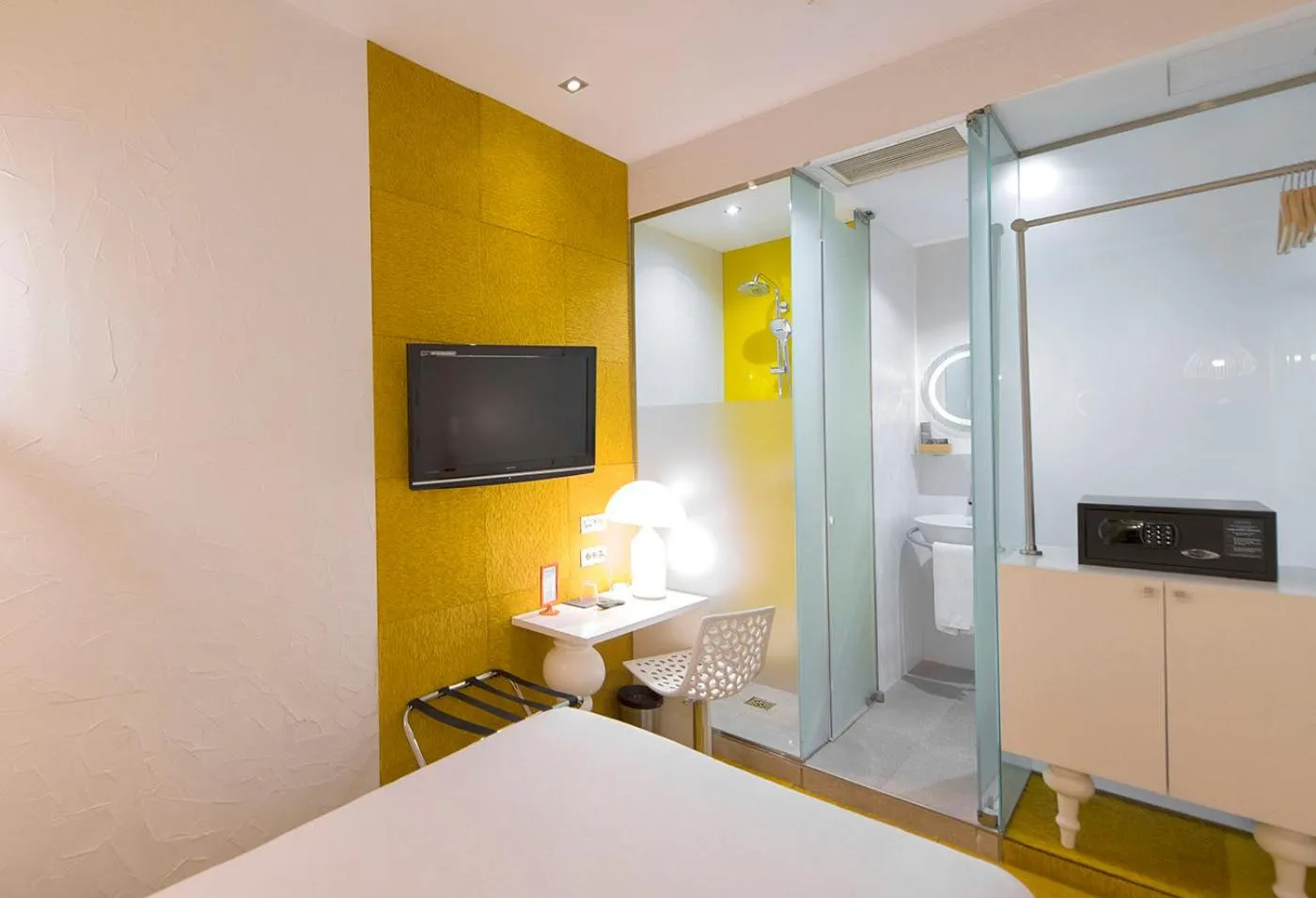 Photo of the whole room, Bed in Posada del Dragón Boutique Hotel