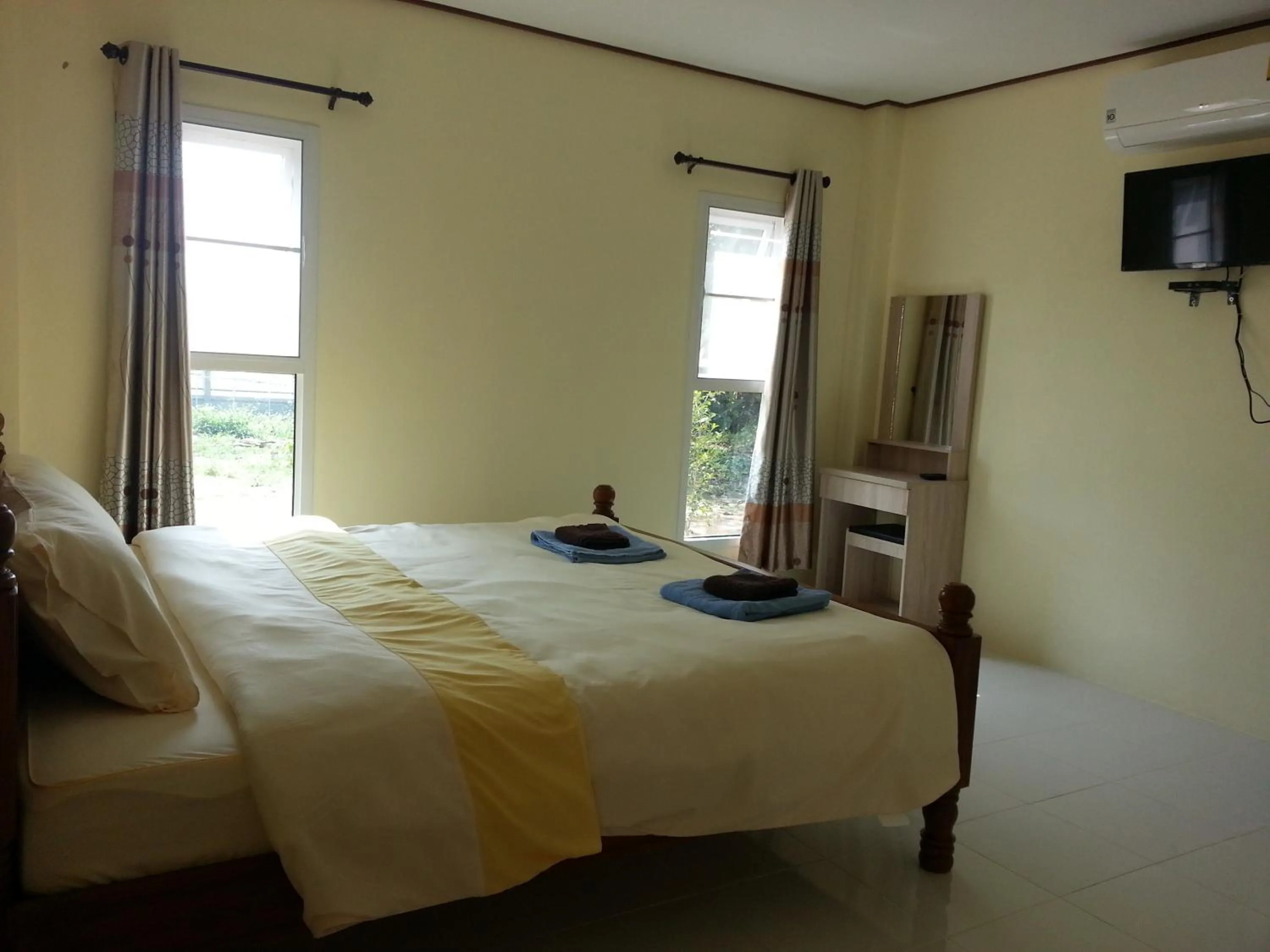 Photo of the whole room, Bed in Queue&Bright Resort