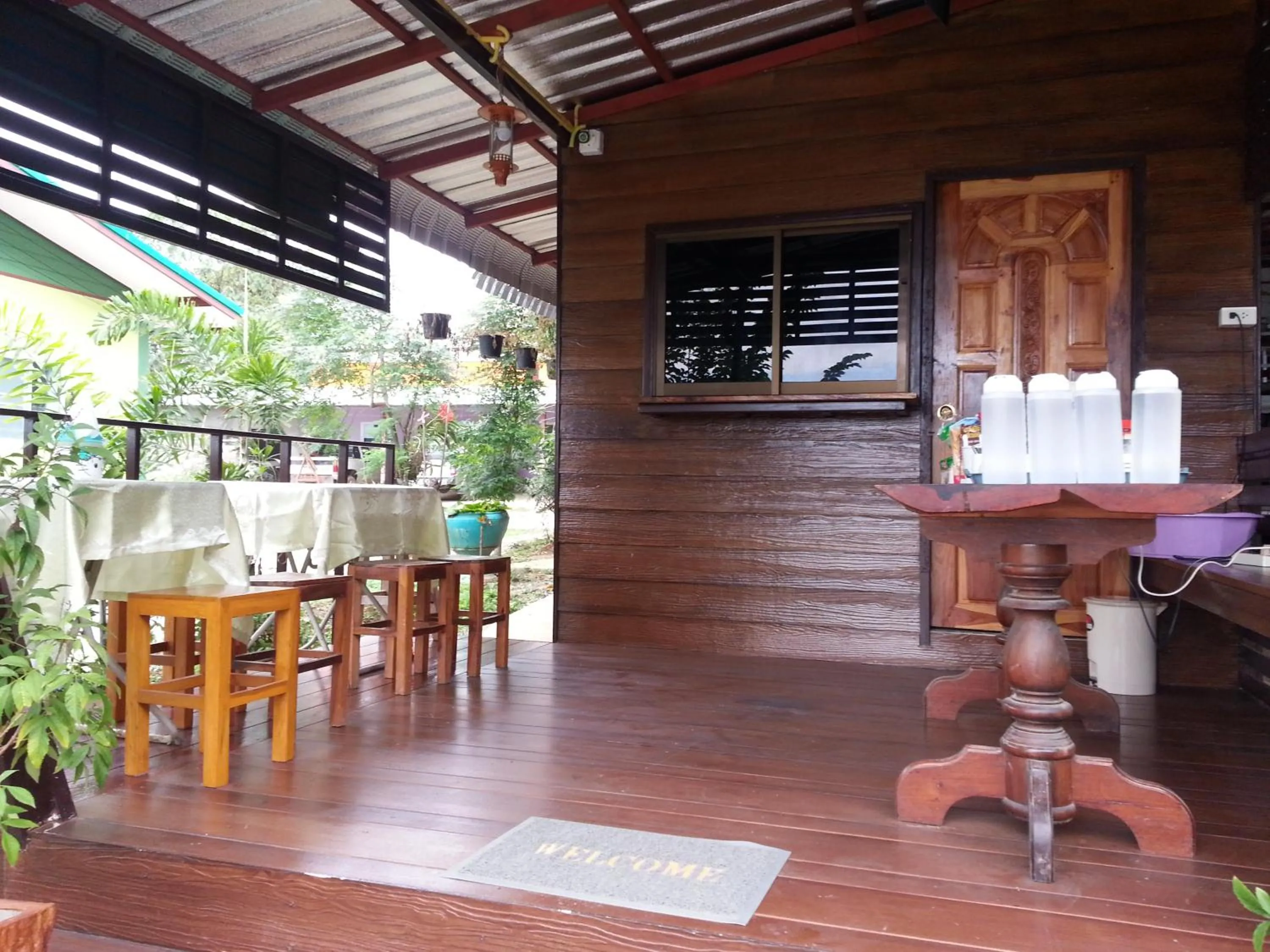 Restaurant/places to eat in Queue&Bright Resort