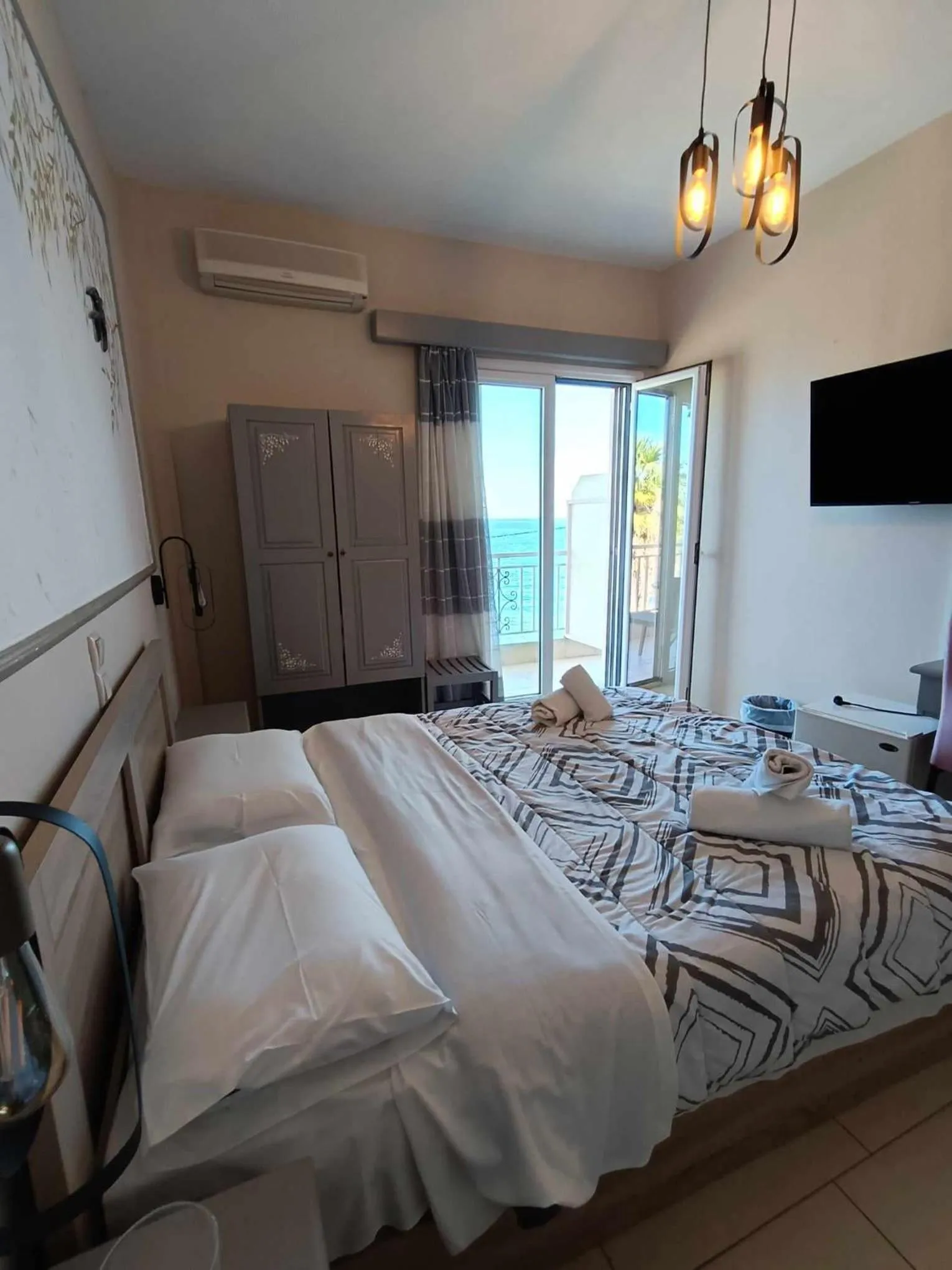 Bed in Panorama Hotel - Restaurant