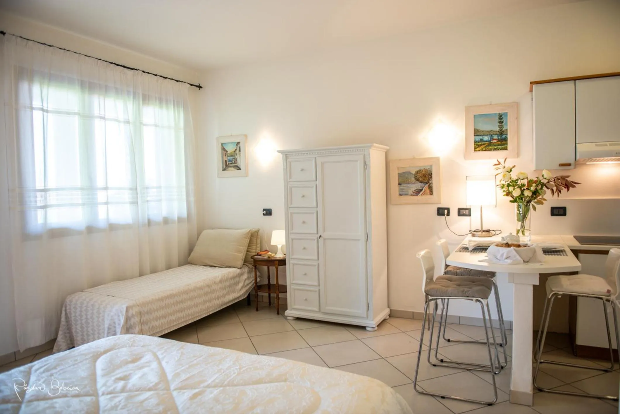 Dining area, Bed in Residence Oasi