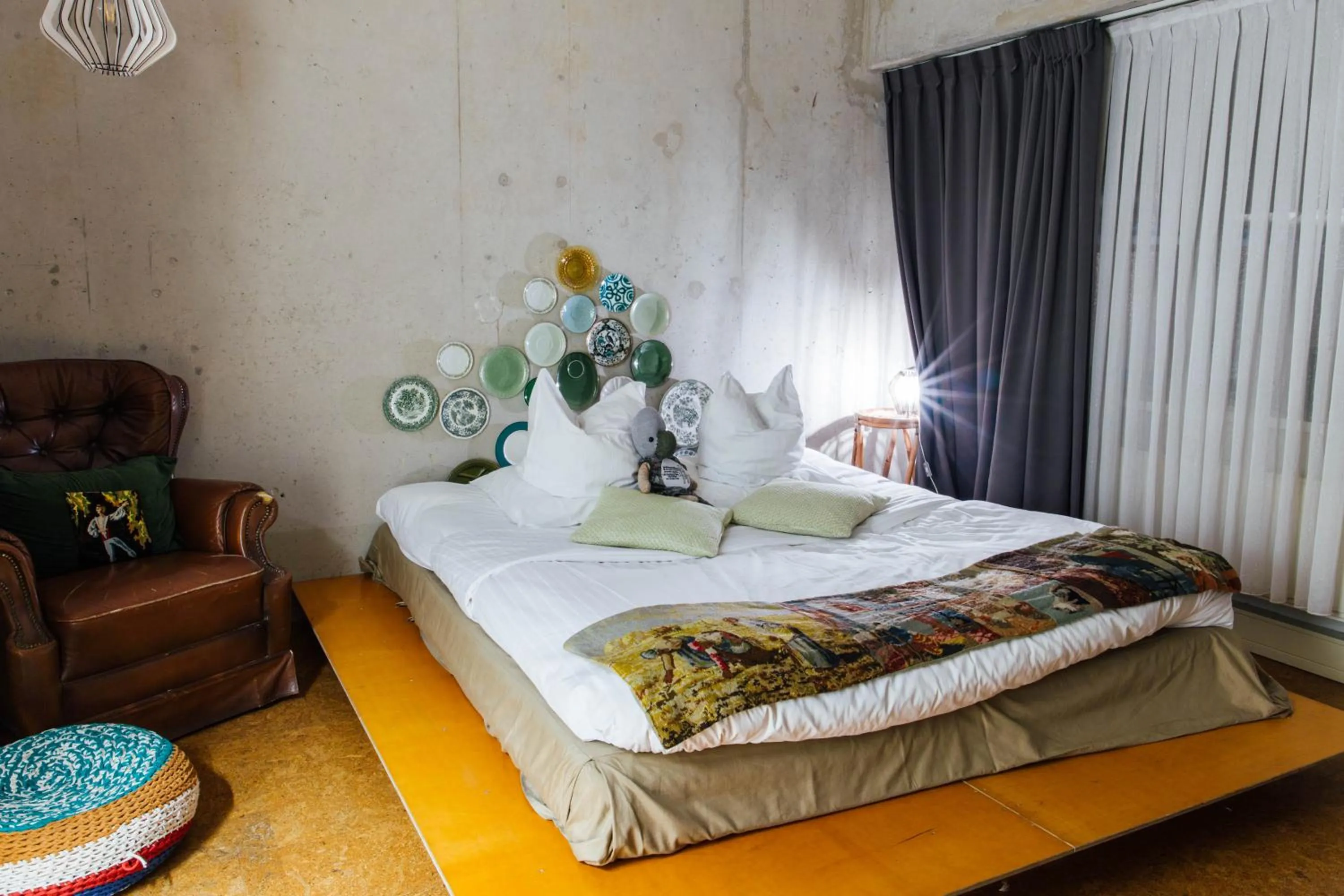 Photo of the whole room, Bed in ClinkMama