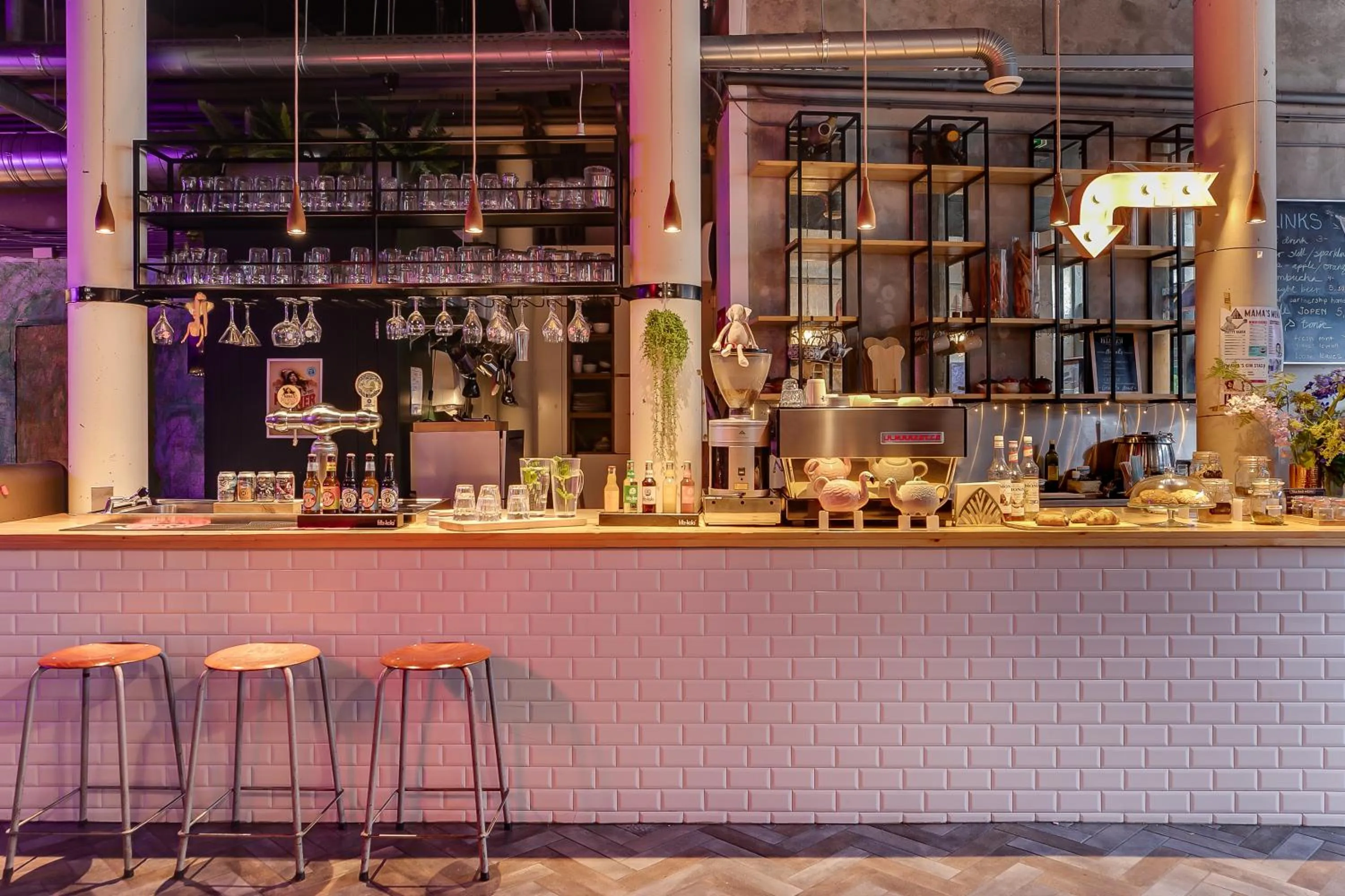 Lounge or bar in ClinkMama