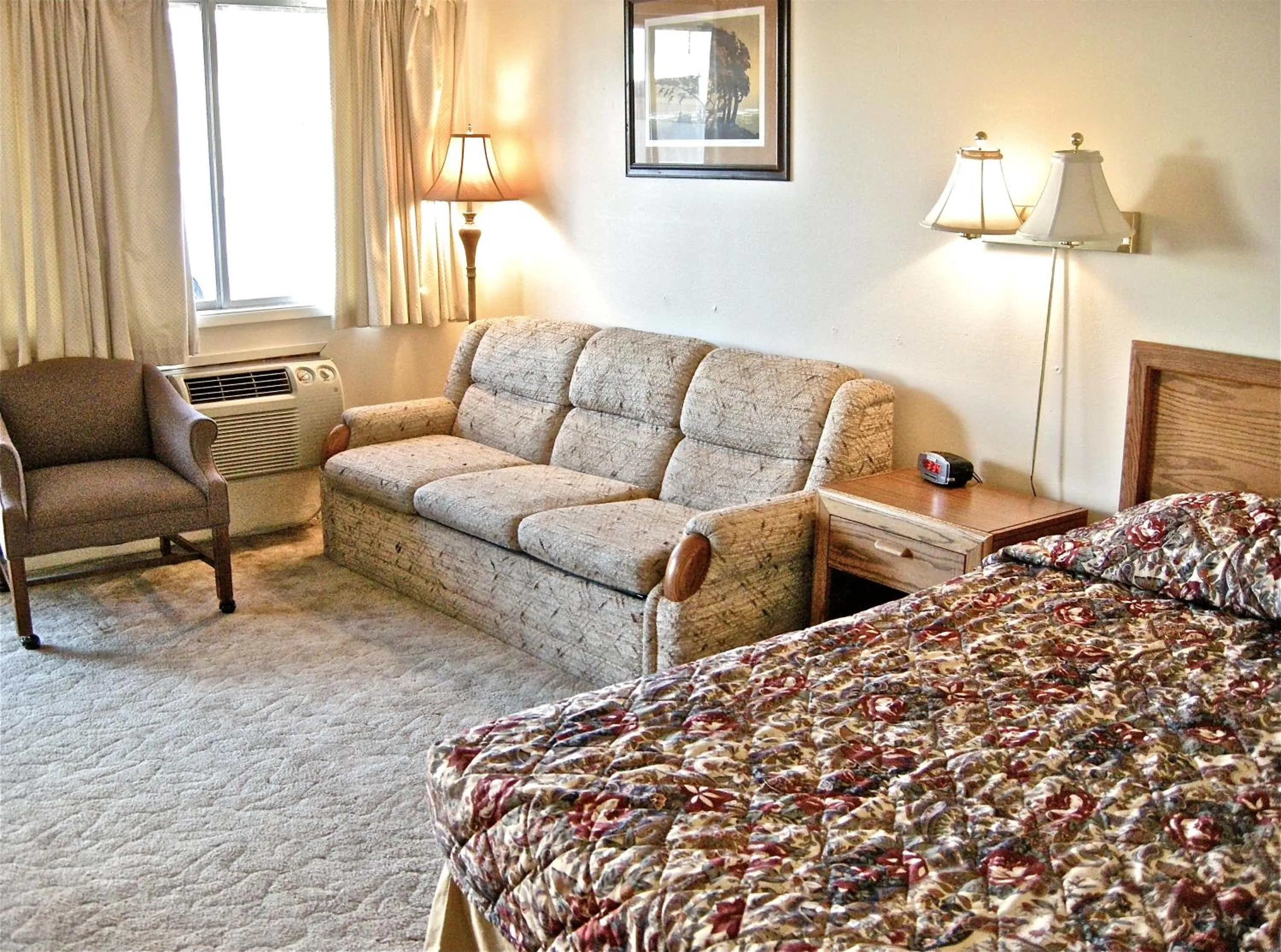 Photo of the whole room, Bed in Knights Inn - Baker City