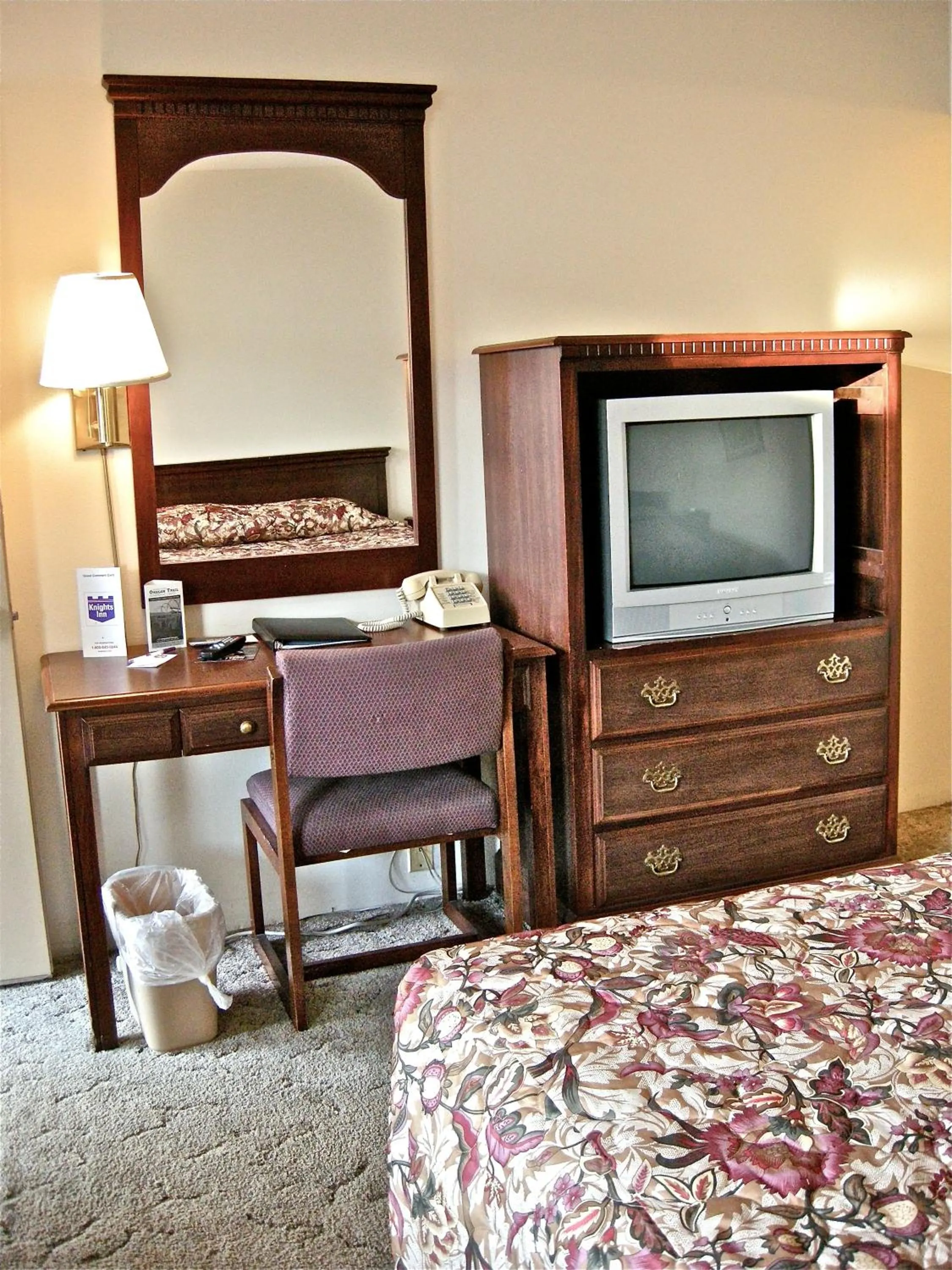 TV and multimedia, Bed in Knights Inn - Baker City