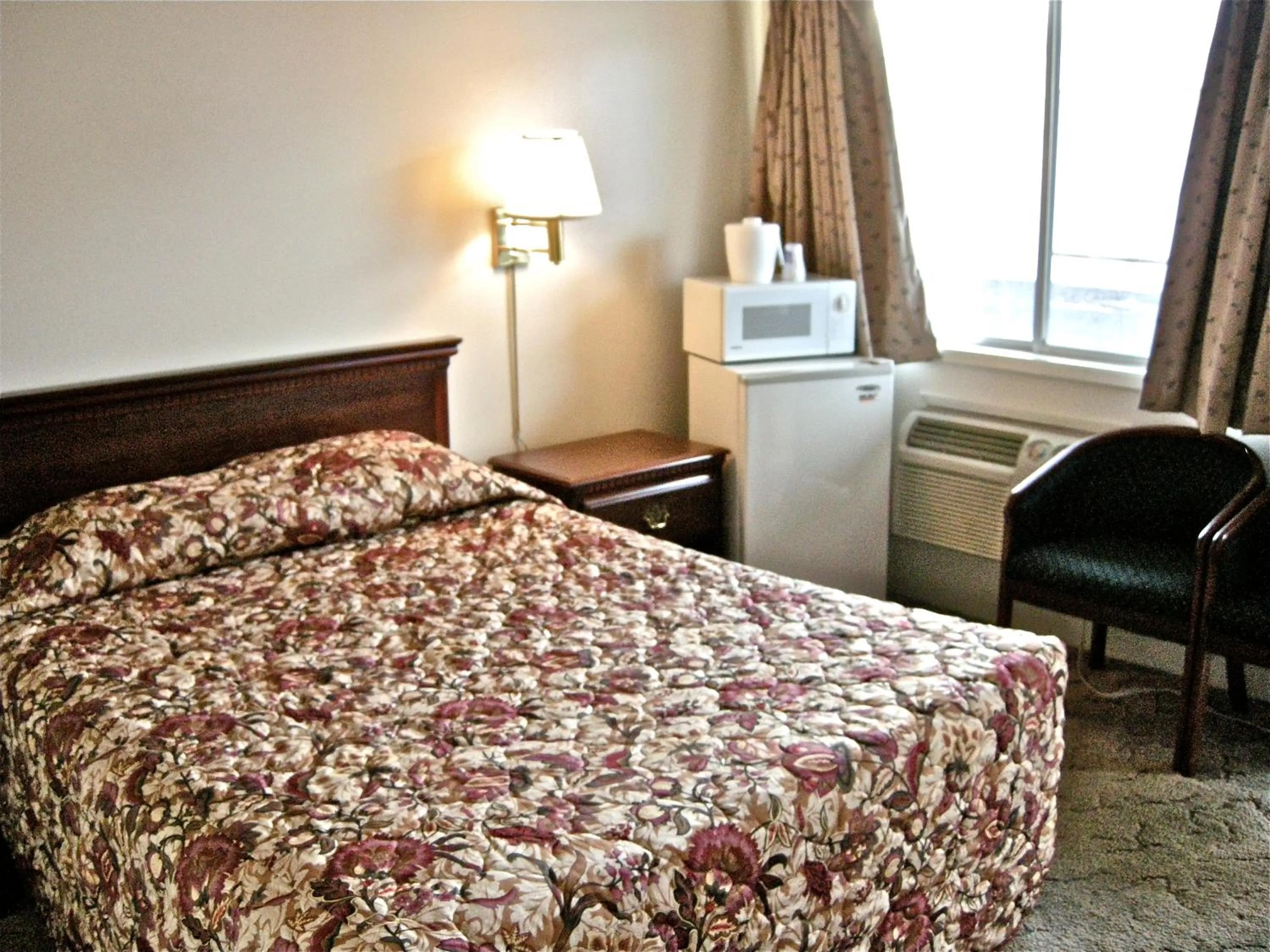 Photo of the whole room, Bed in Knights Inn - Baker City