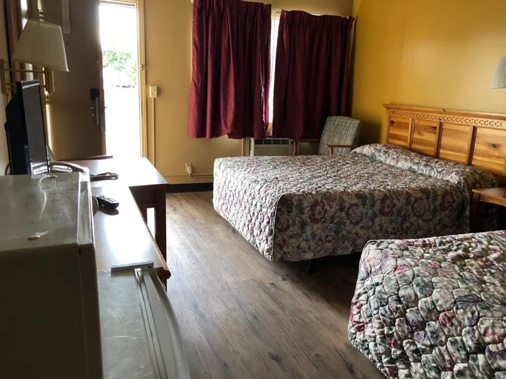 Bed in Knights Inn - Baker City