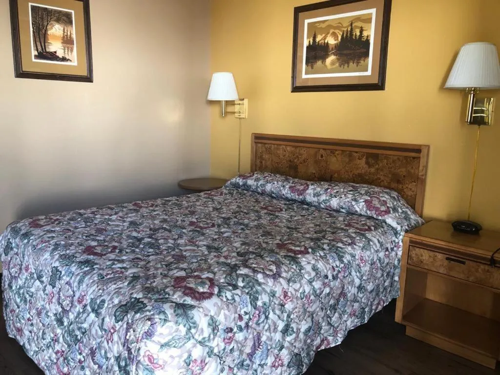 Bed in Knights Inn - Baker City