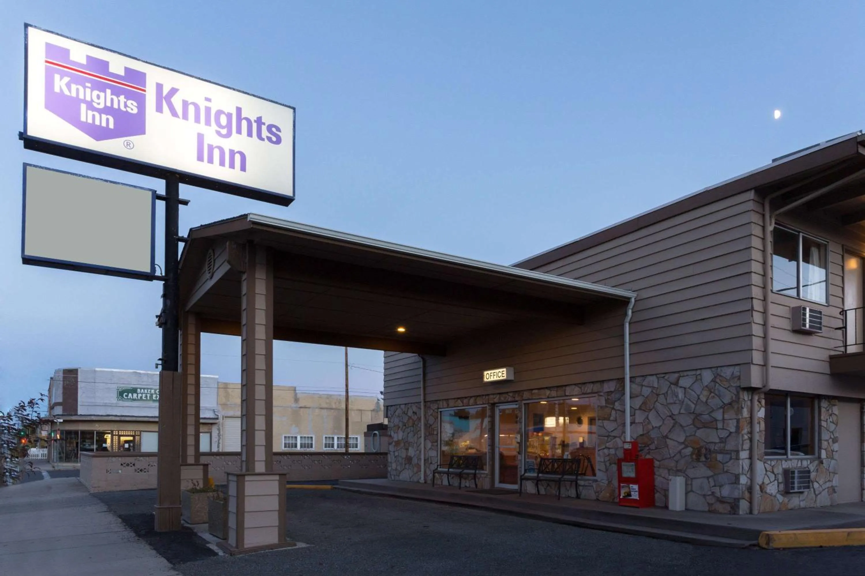 Property building in Knights Inn - Baker City