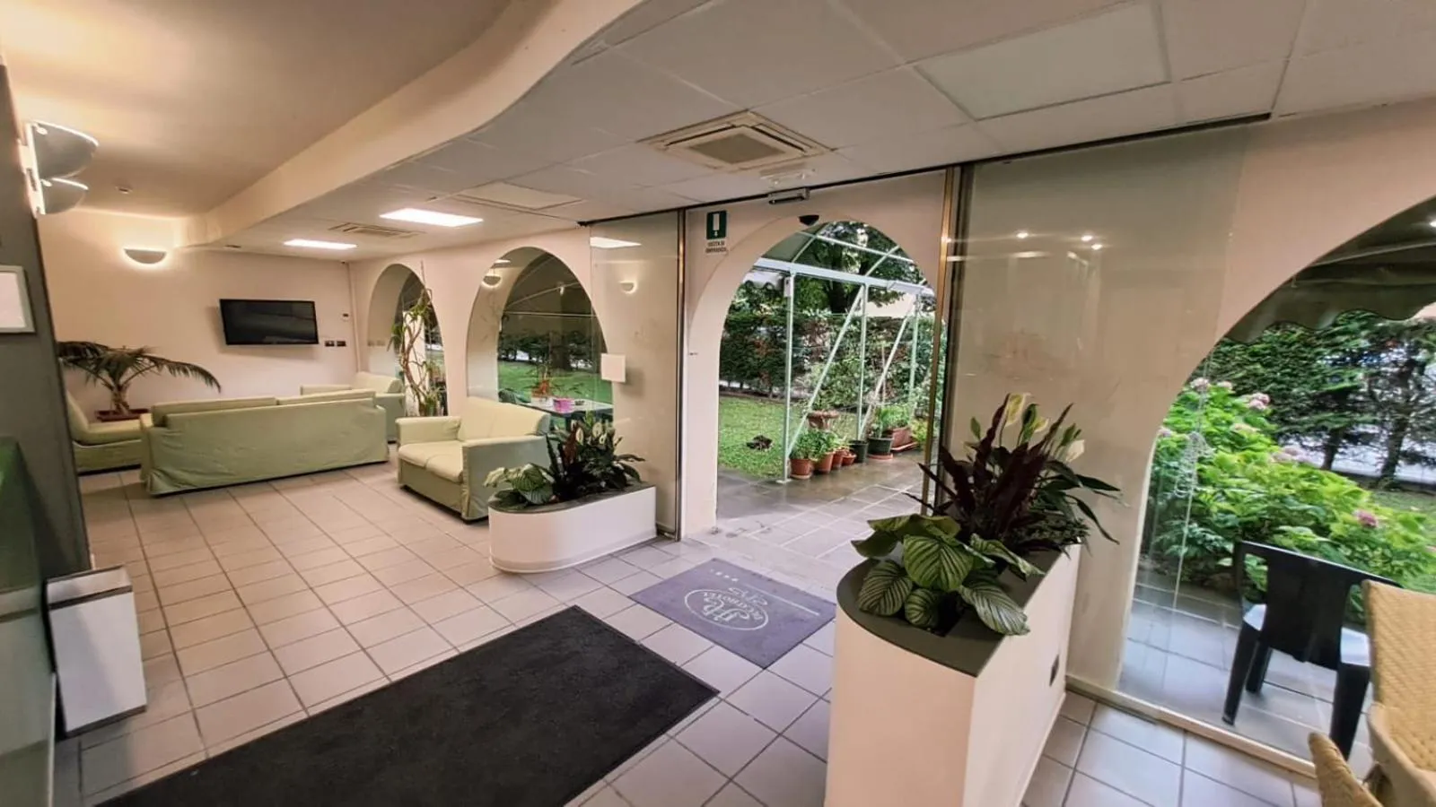 Communal lounge/ TV room, Bed in Ducathotel