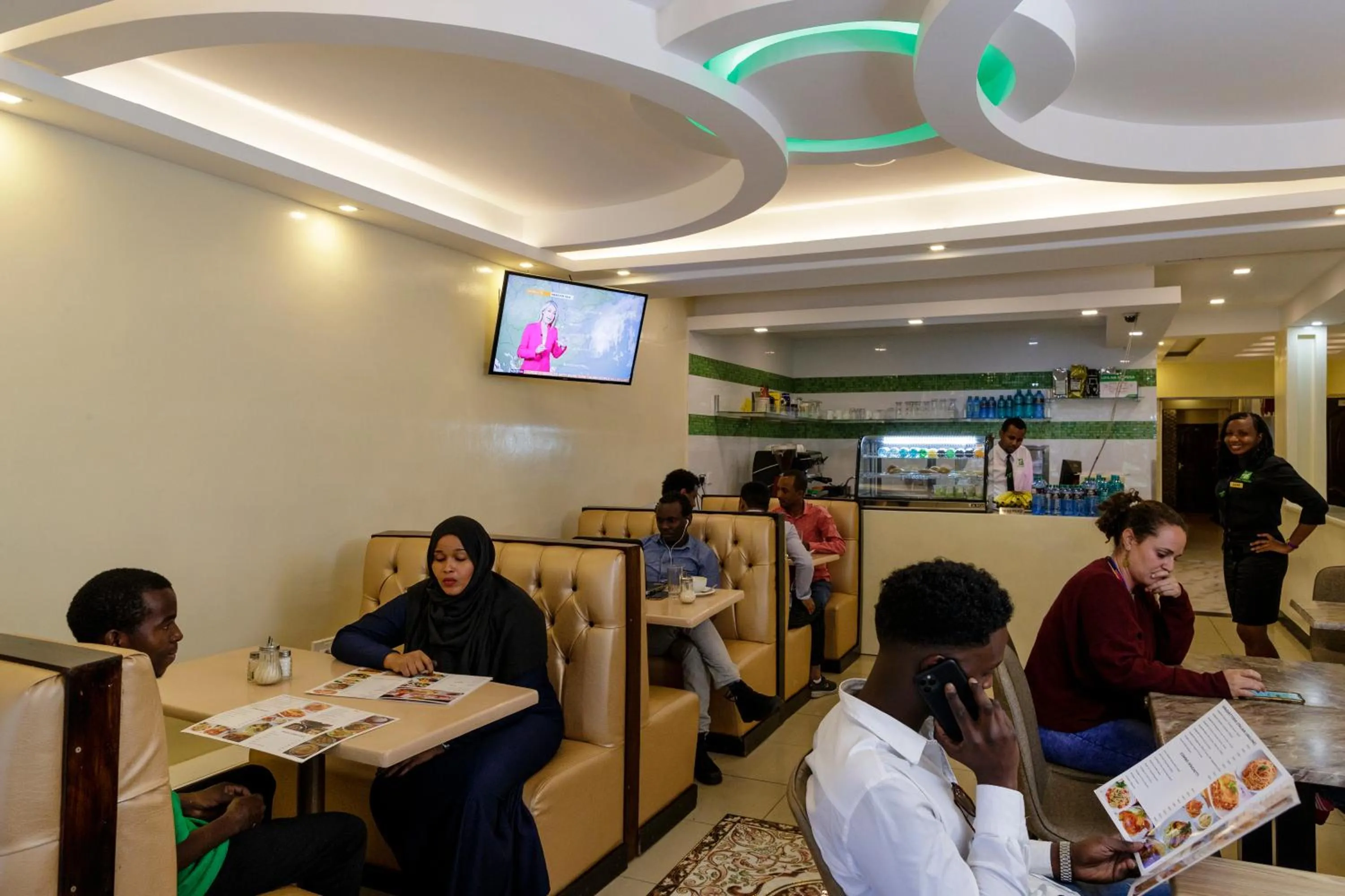 Restaurant/places to eat in Hotel Embassy