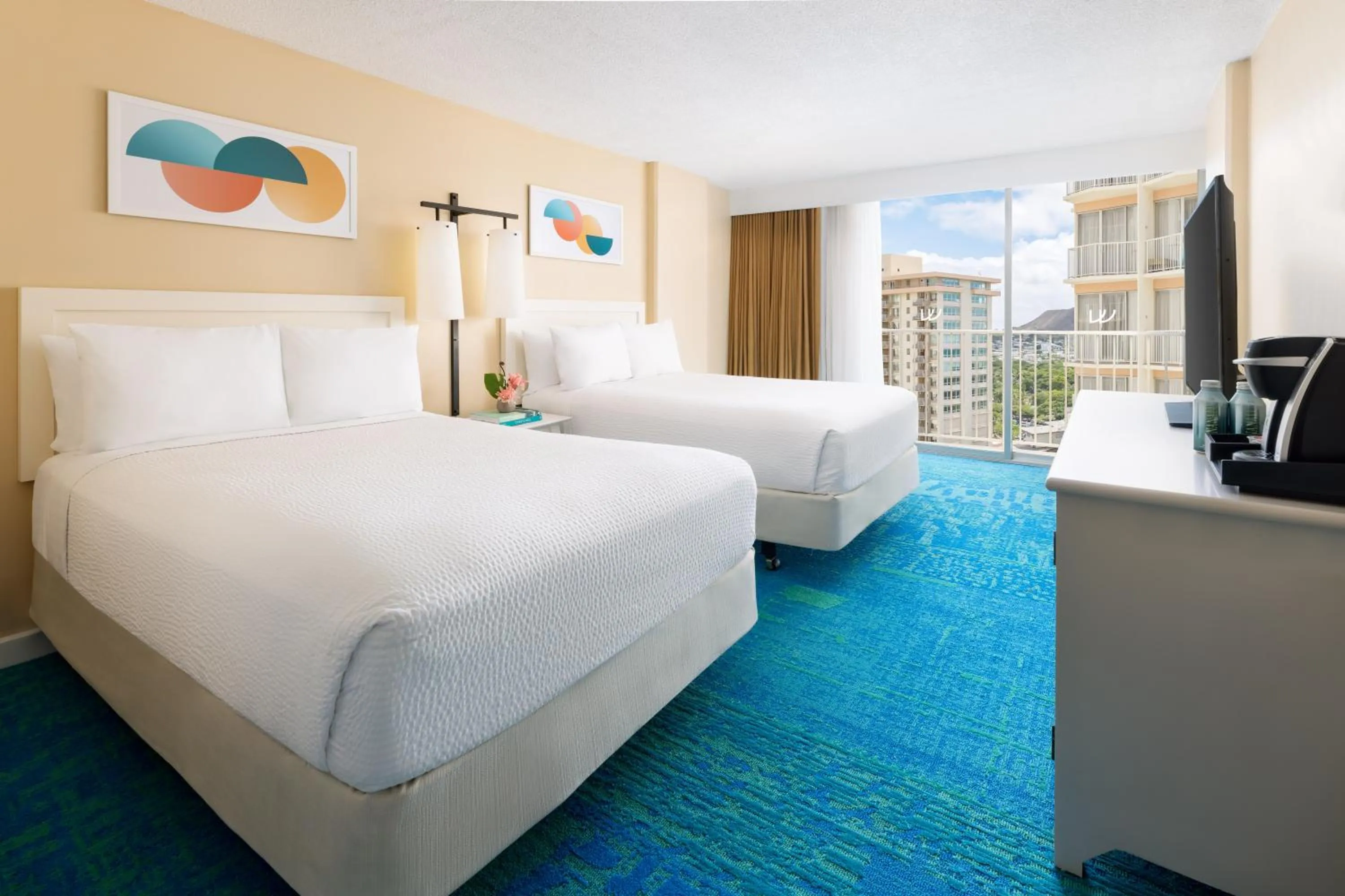 Communal lounge/ TV room, Bed in The Twin Fin Hotel