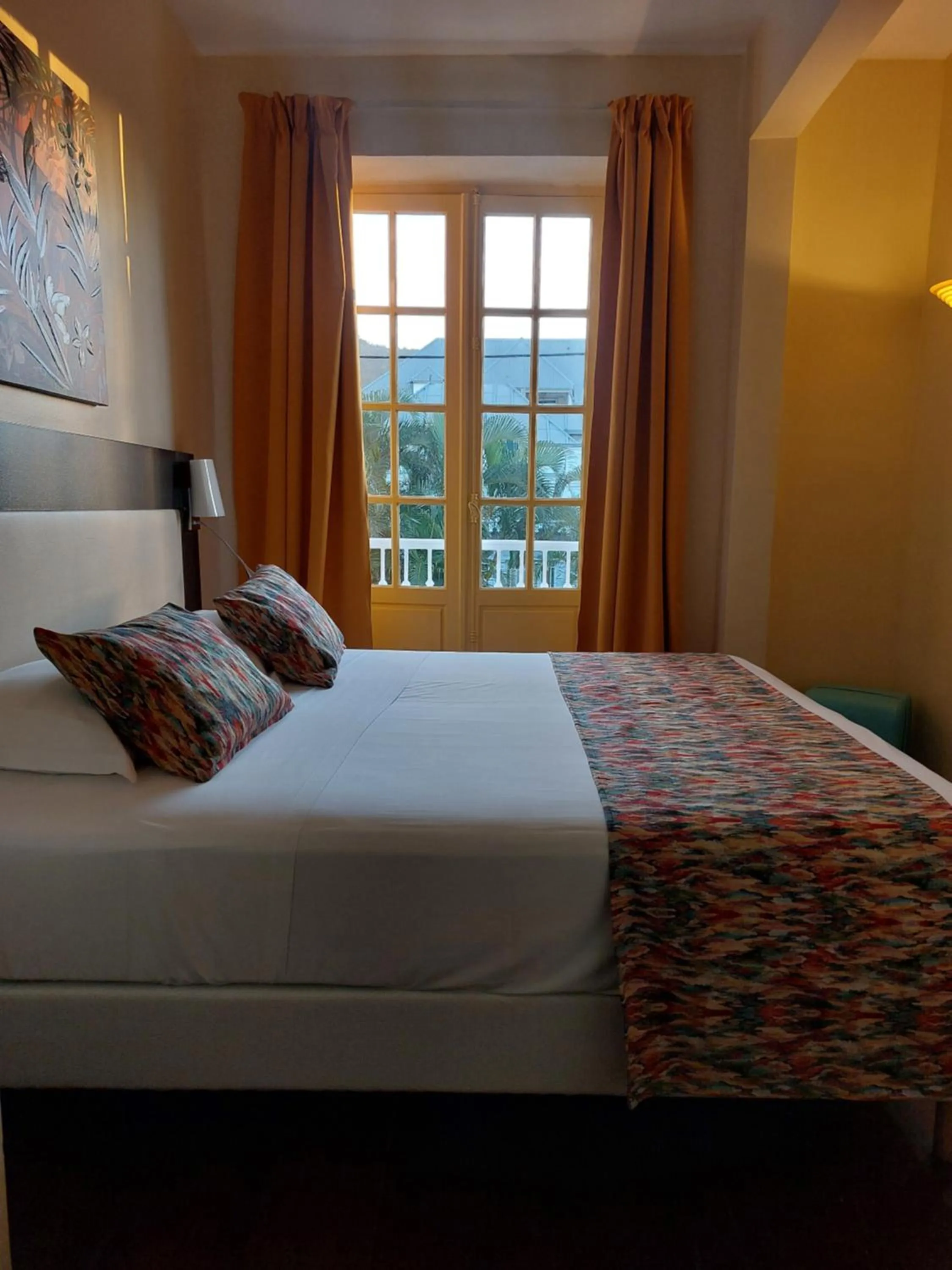 Bed in Le Juliette Dodu- Le charme d'un monument historique