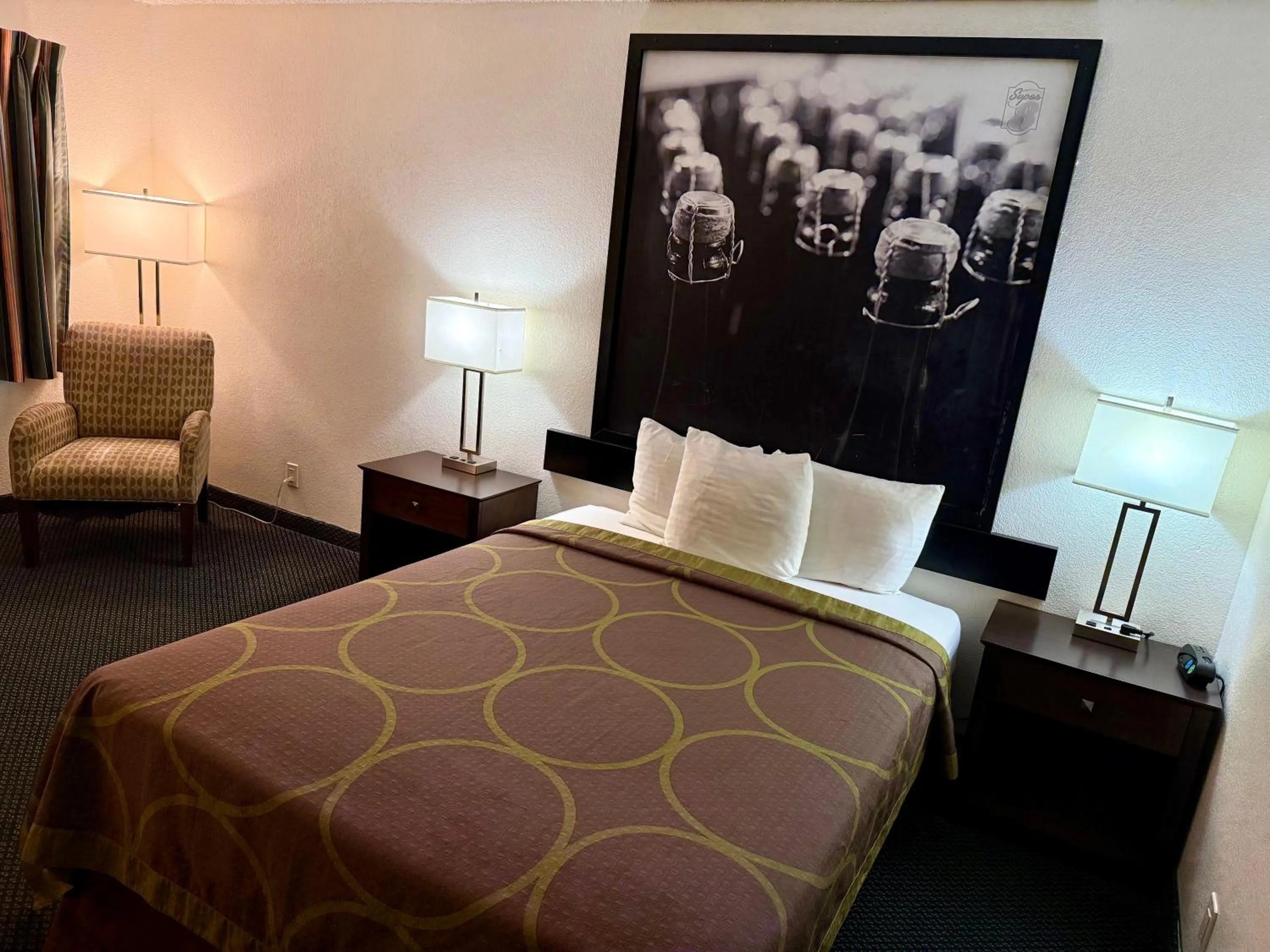 Bedroom, Bed in Super 8 by Wyndham Selma/Fresno Area