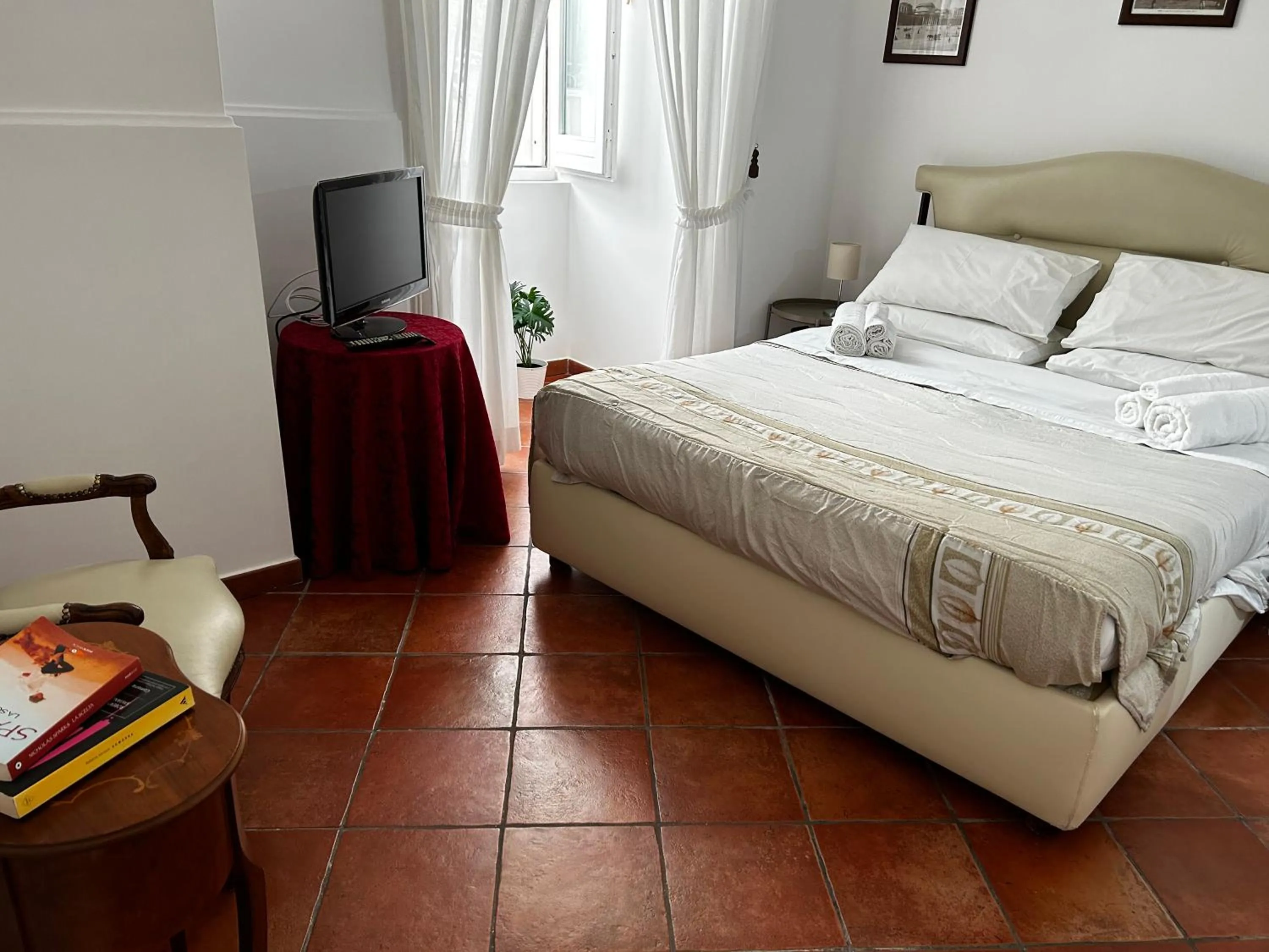 Photo of the whole room, Bed in Home Marty