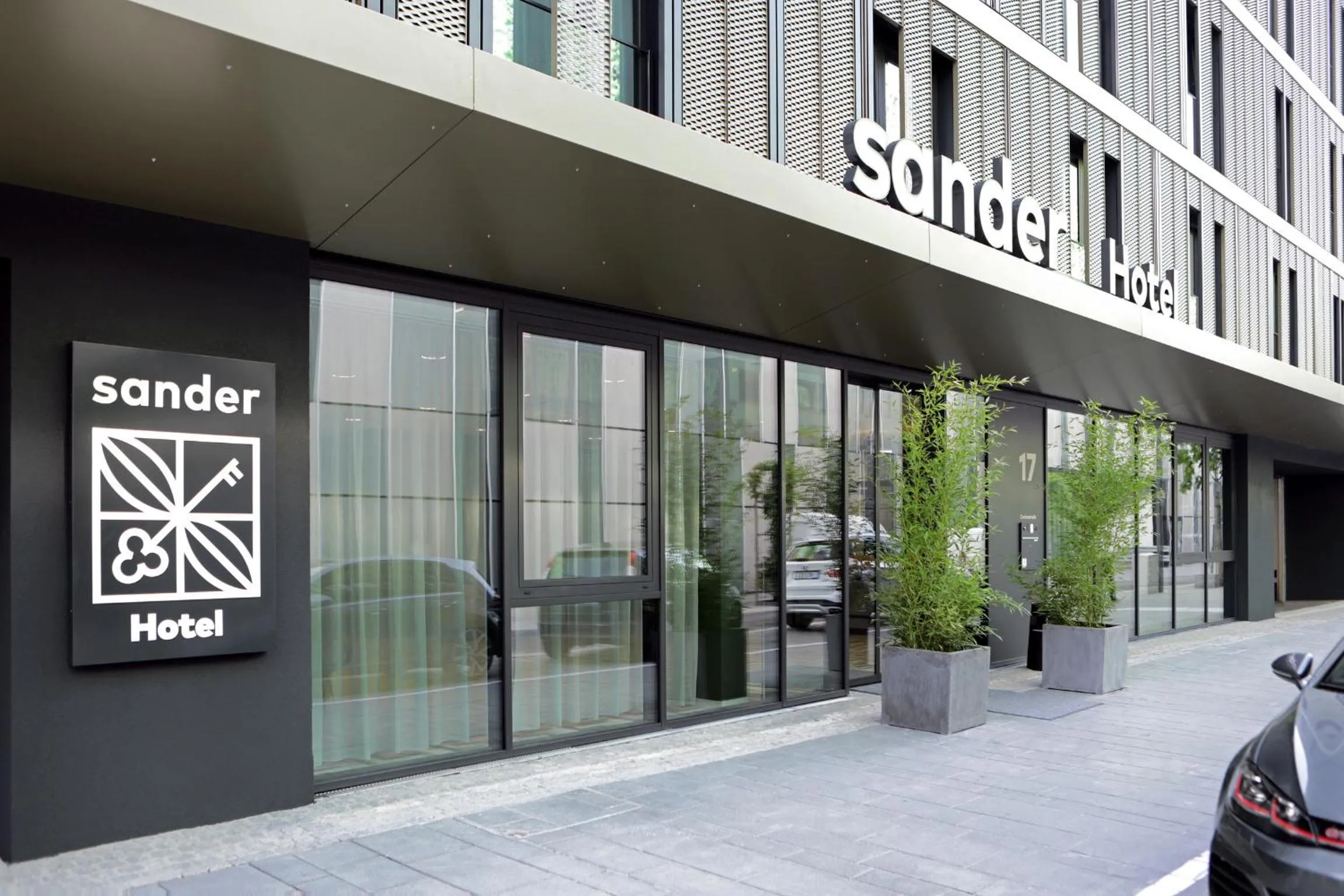 Facade/entrance in sander Hotel