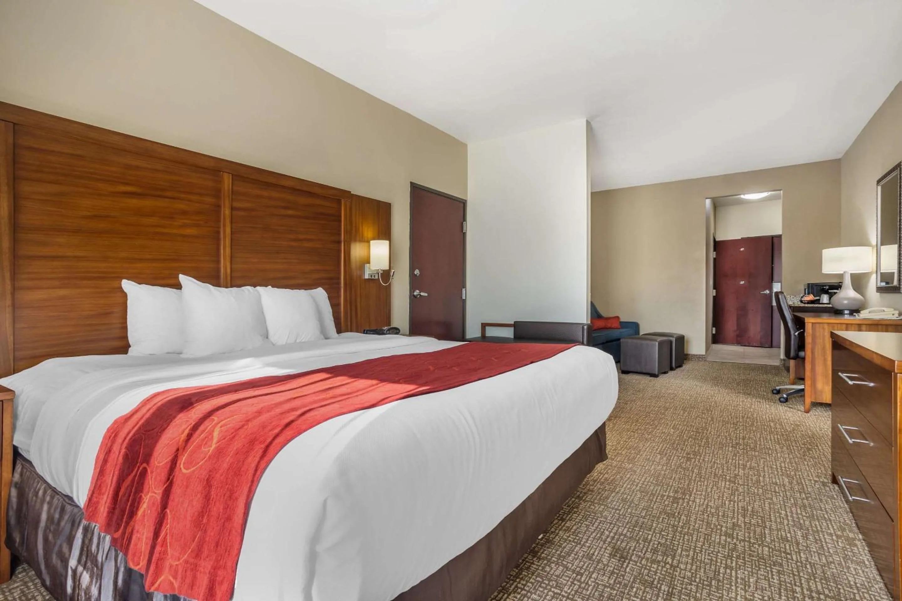 Bedroom, Bed in Comfort Suites Old Town Spring