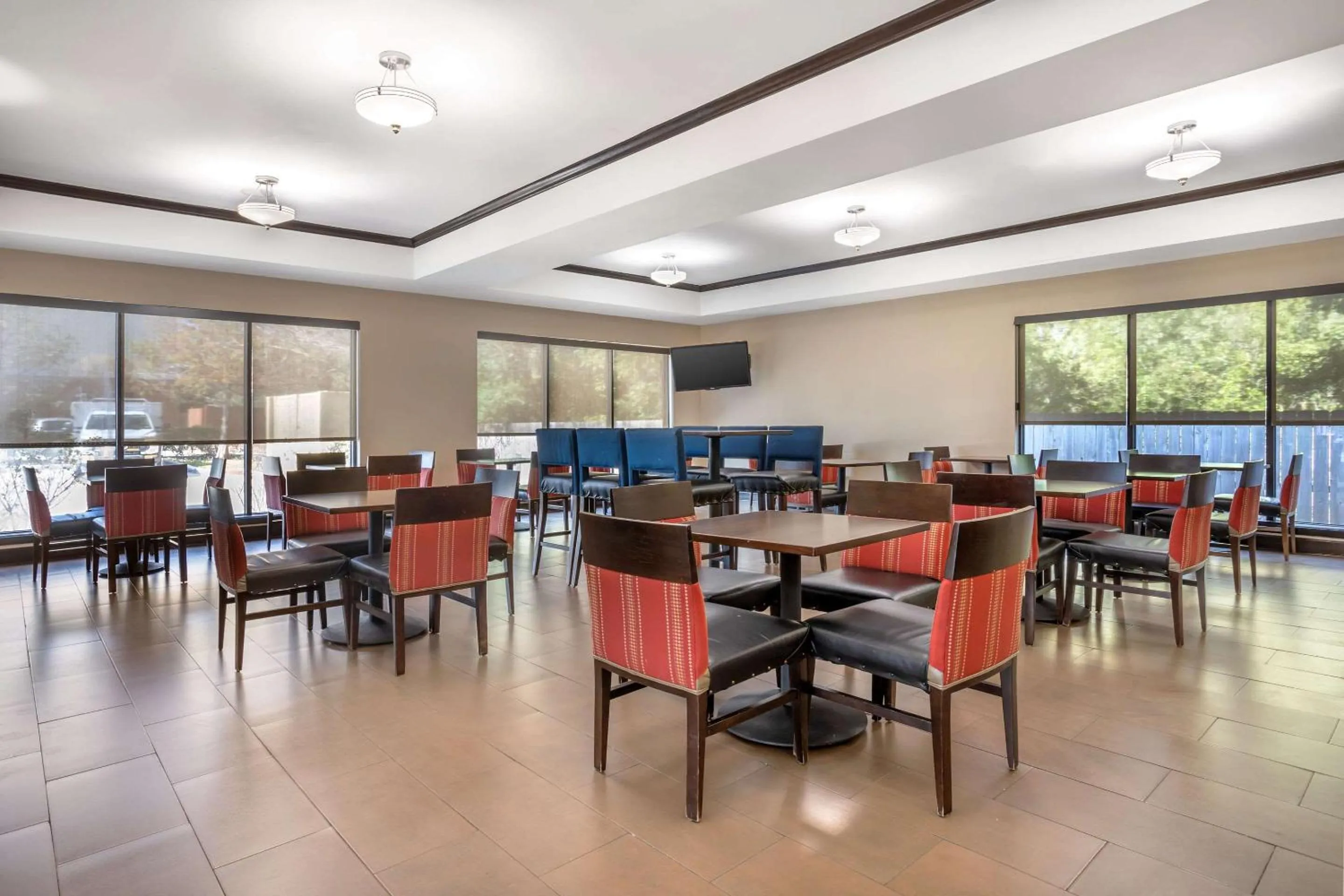 Breakfast in Comfort Suites Old Town Spring