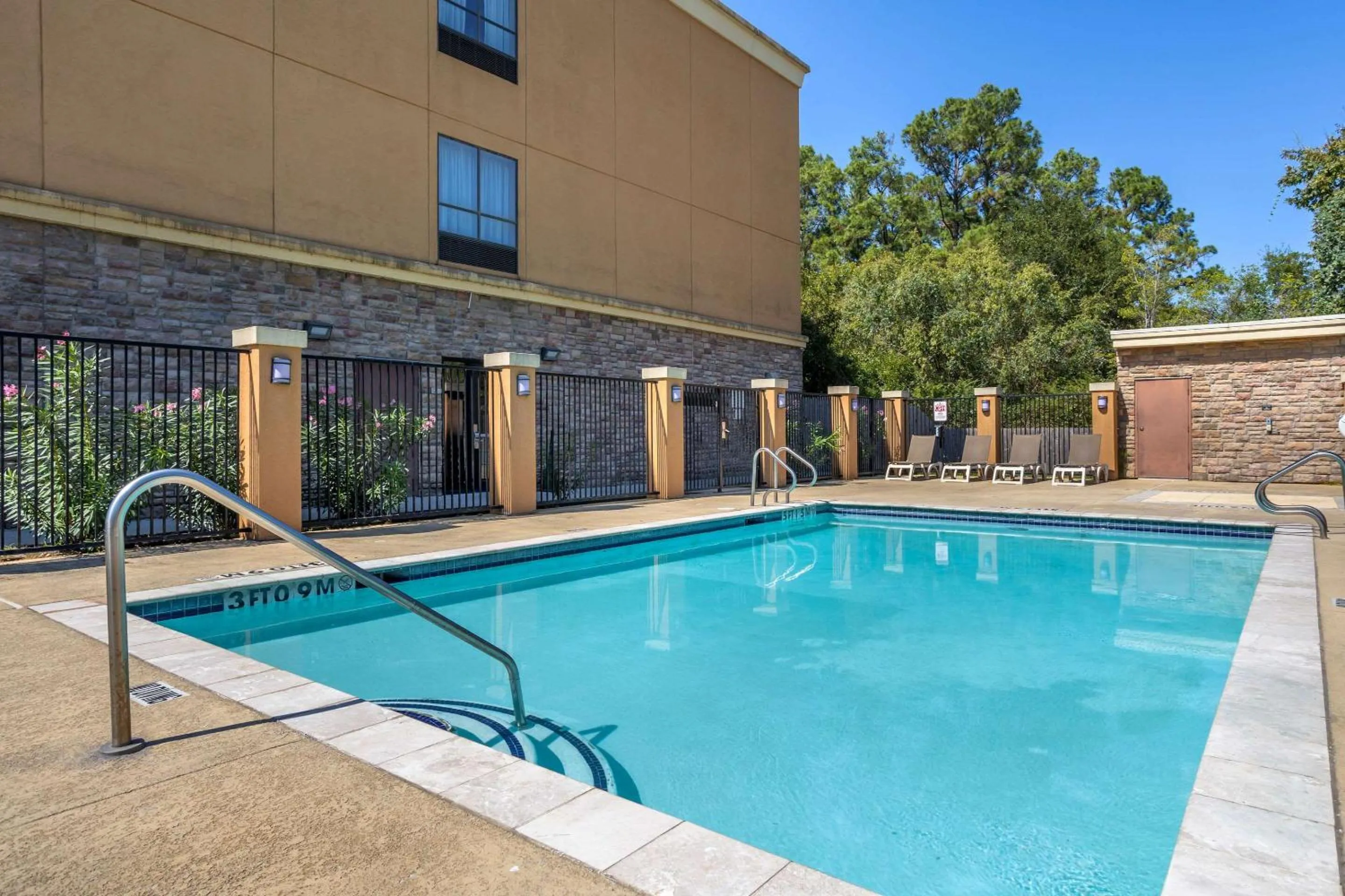 Swimming pool in Comfort Suites Old Town Spring