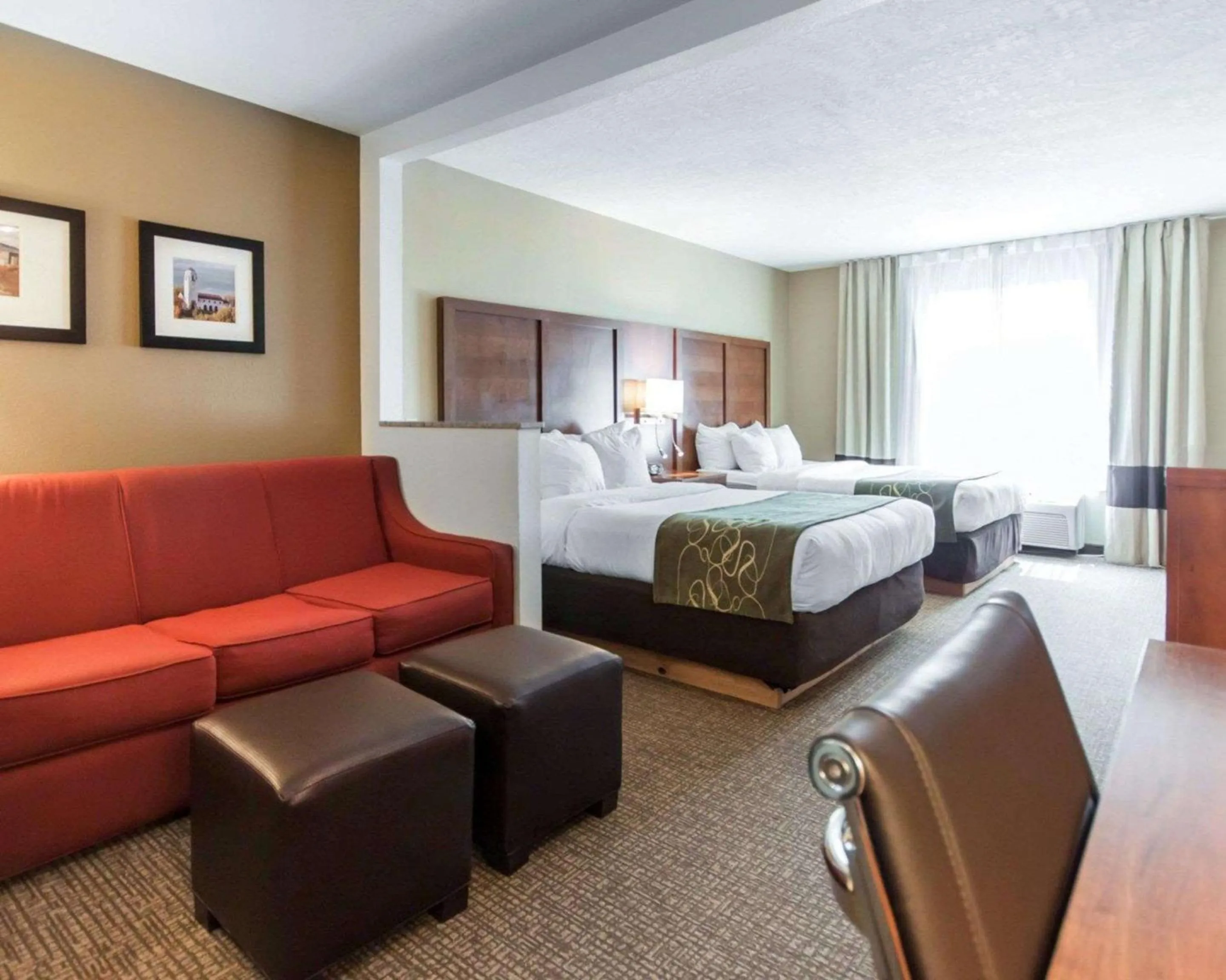 Photo of the whole room, Bed in Comfort Suites Airport