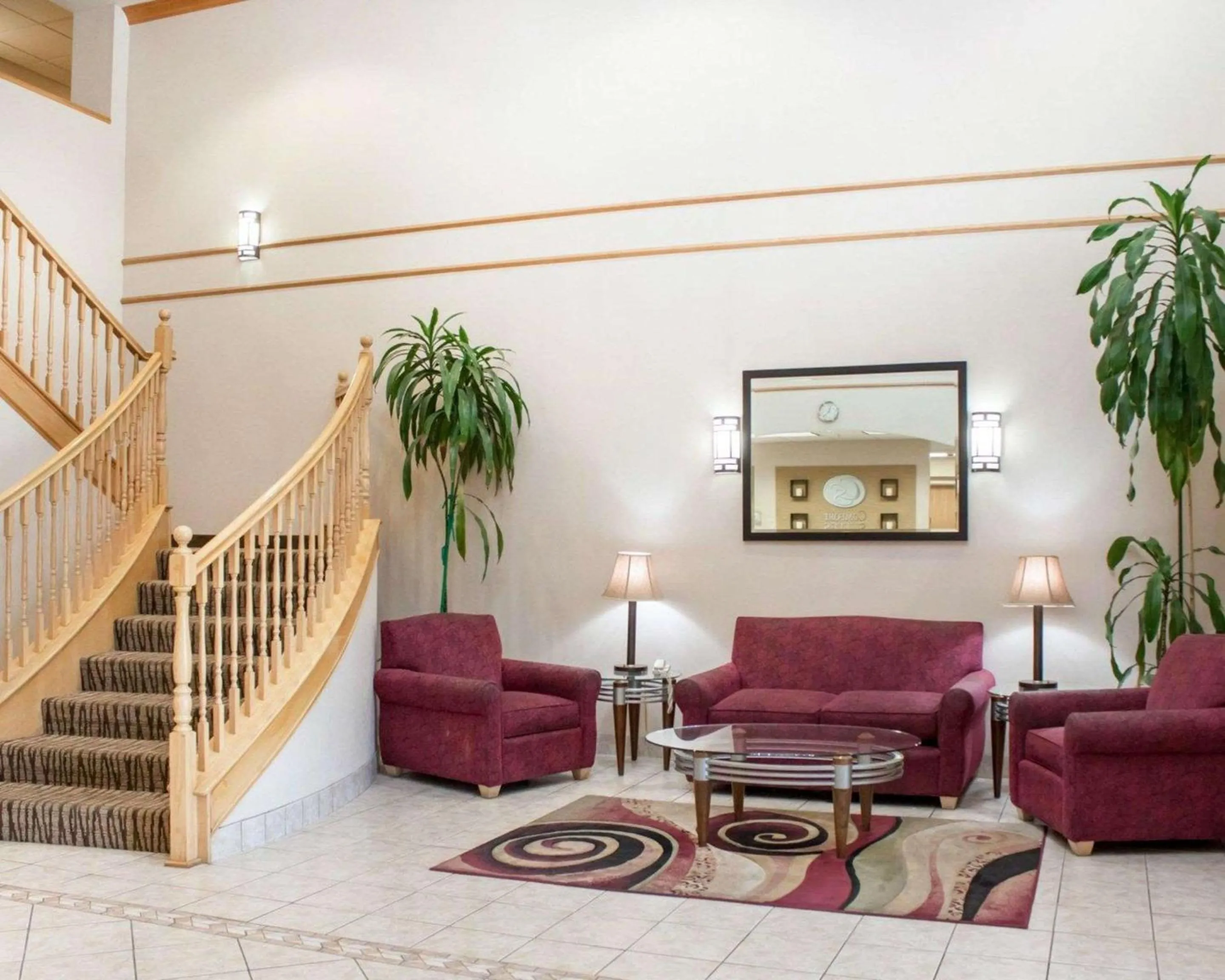 Lobby or reception in Comfort Suites Airport