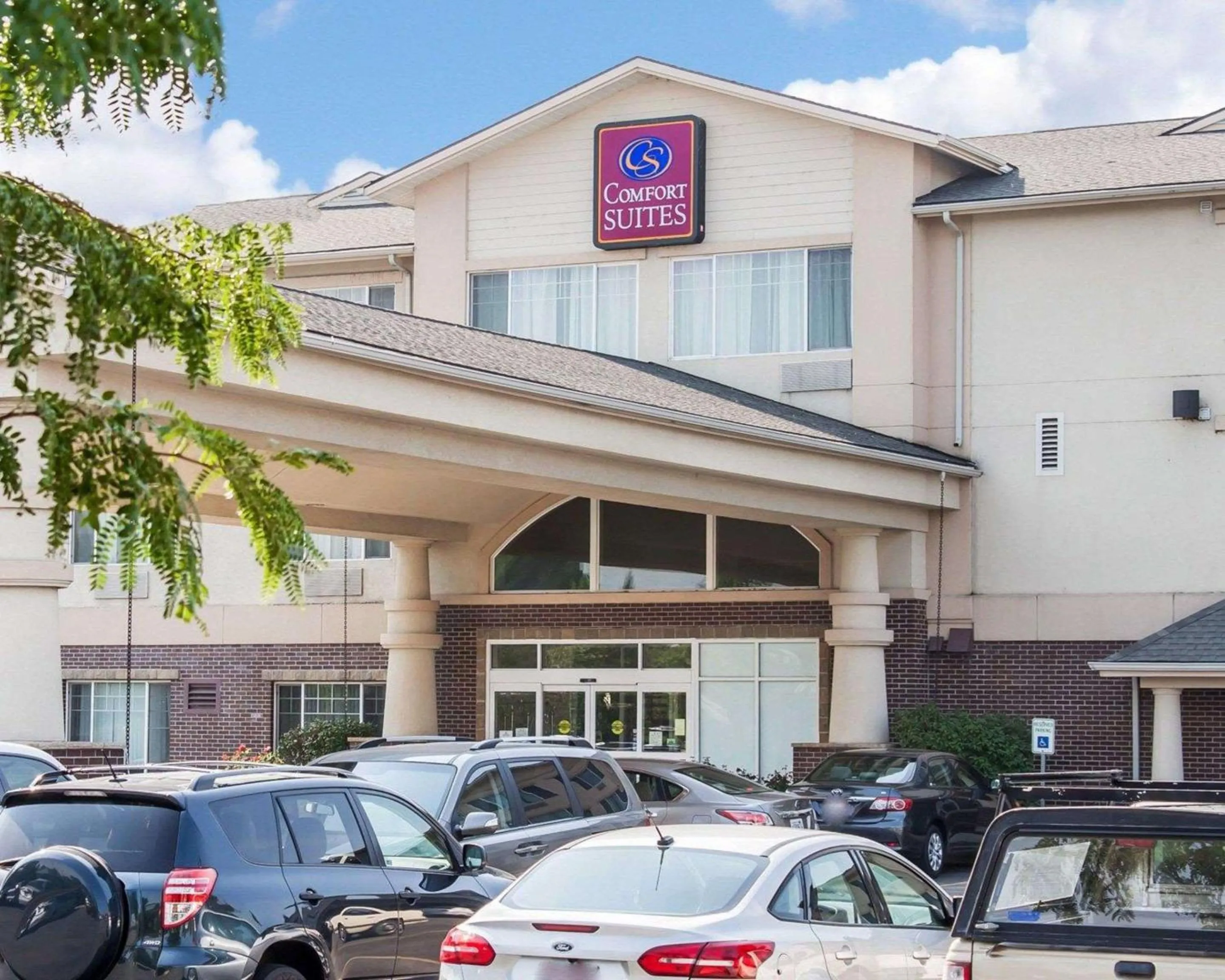 Property building in Comfort Suites Airport