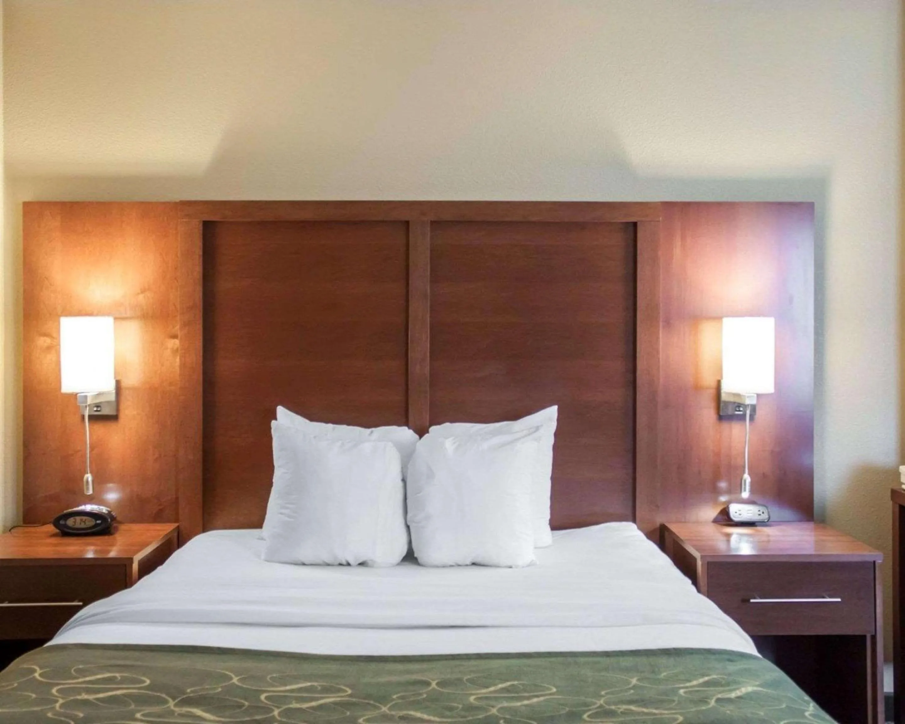 Photo of the whole room, Bed in Comfort Suites Airport