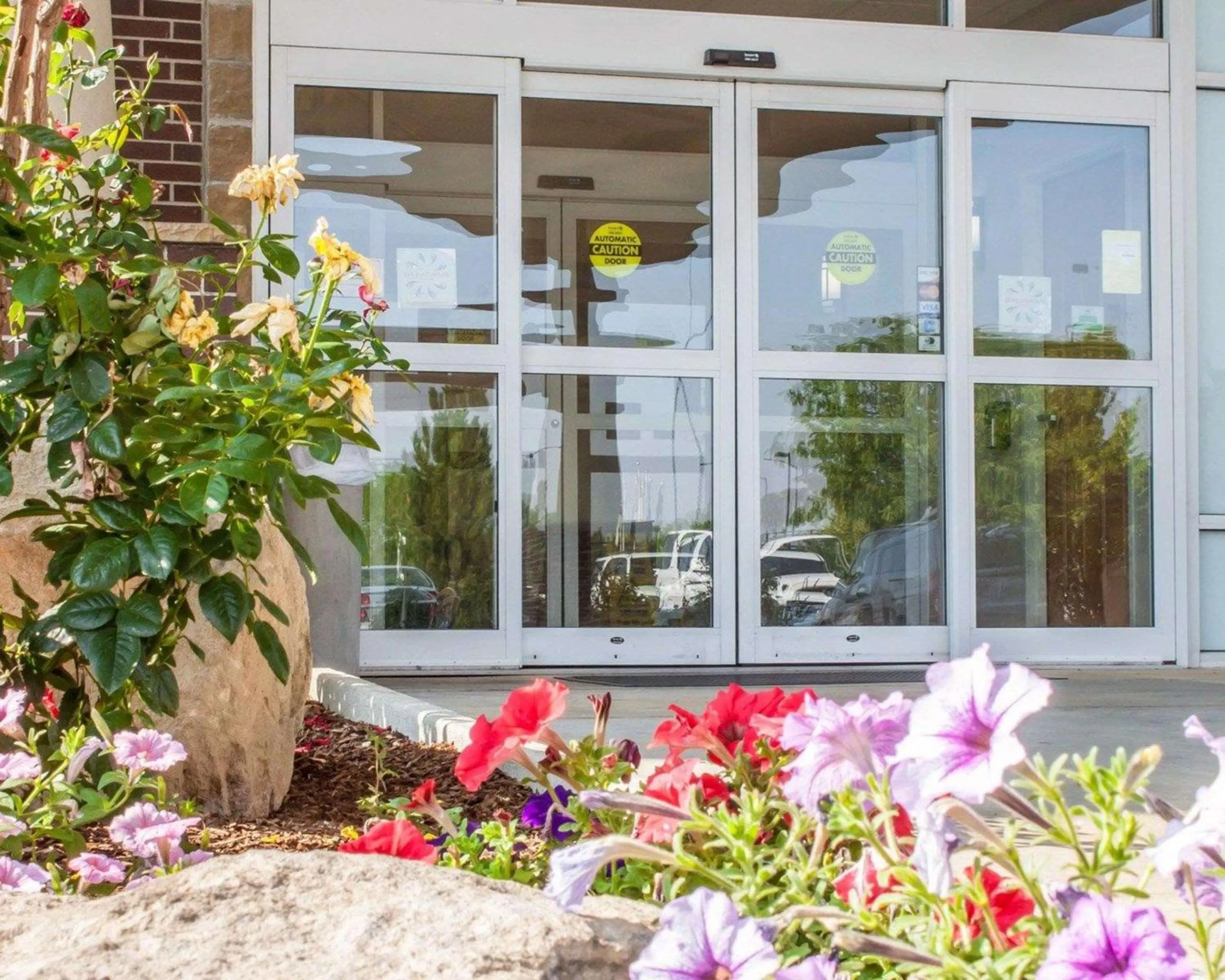 Property building in Comfort Suites Airport