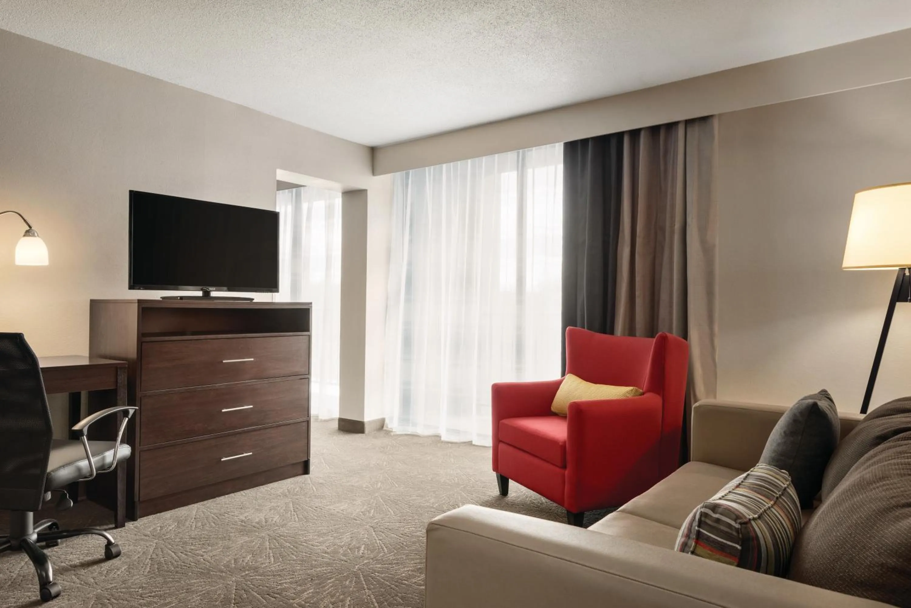 Living room in Country Inn & Suites by Radisson, Erlanger - Cincinnati South