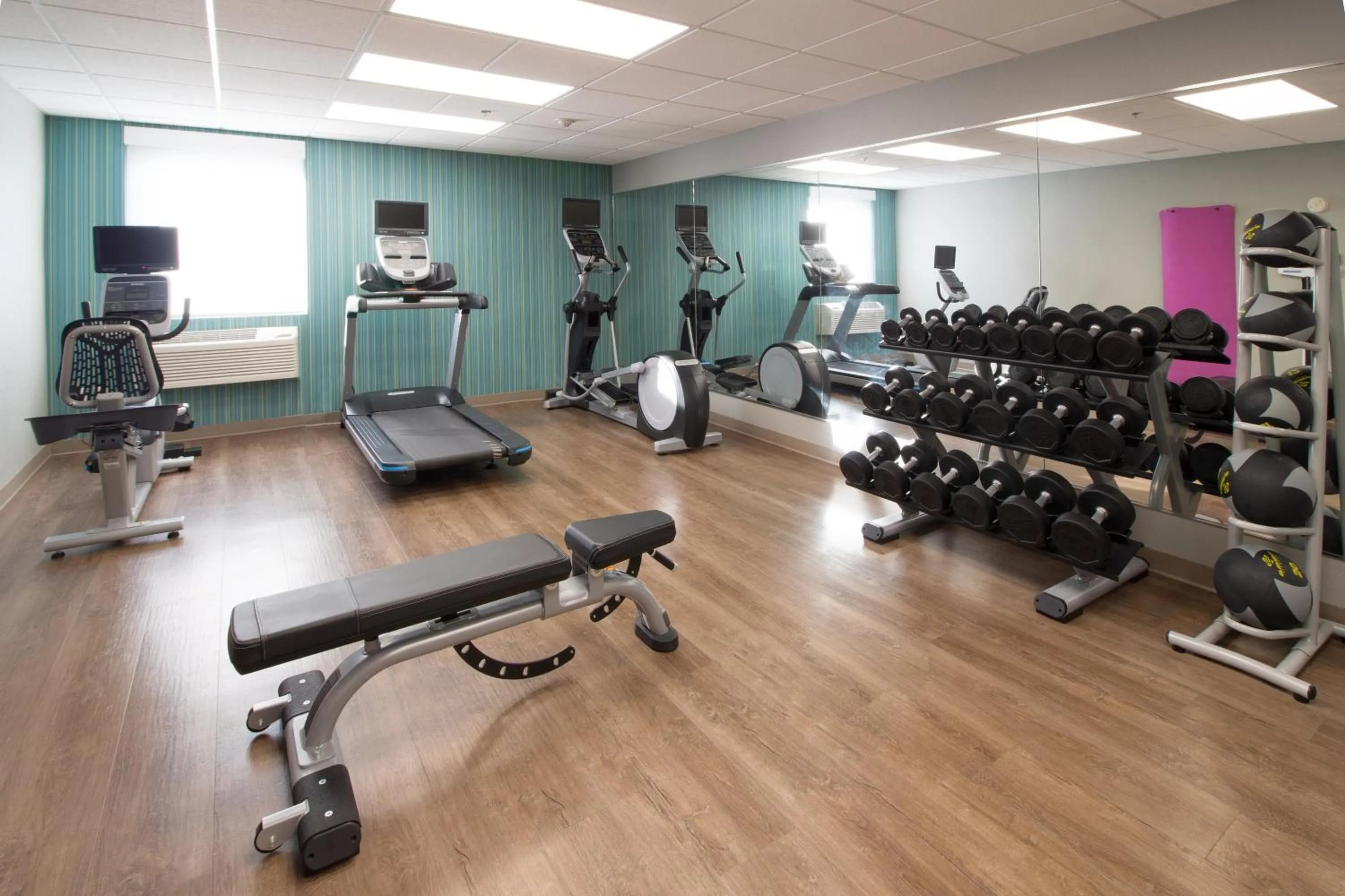 Fitness centre/facilities in Holiday Inn Express & Suites - Worthington by IHG