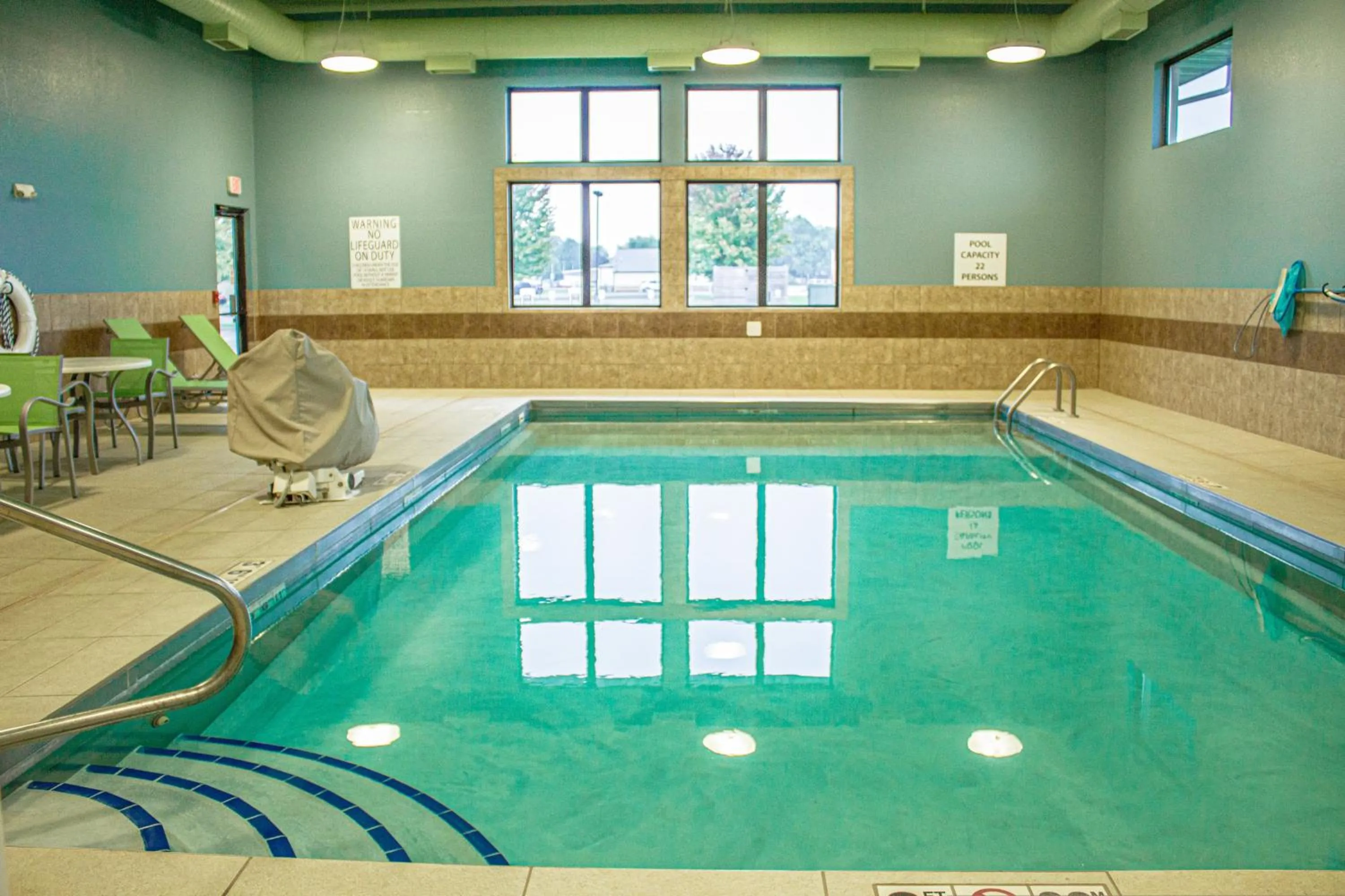 Swimming pool in Holiday Inn Express & Suites - Worthington by IHG