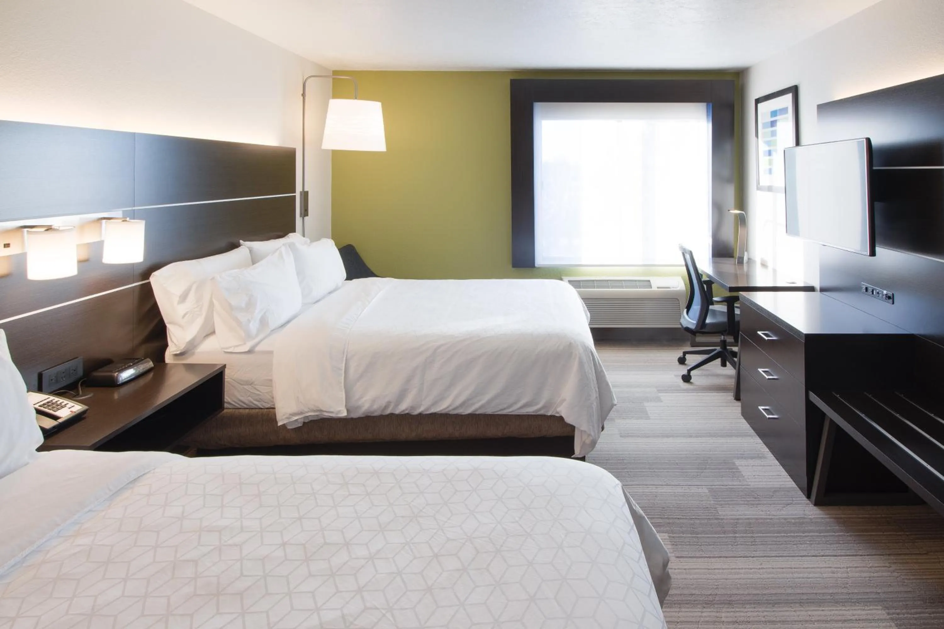 Photo of the whole room, Bed in Holiday Inn Express & Suites - Worthington by IHG