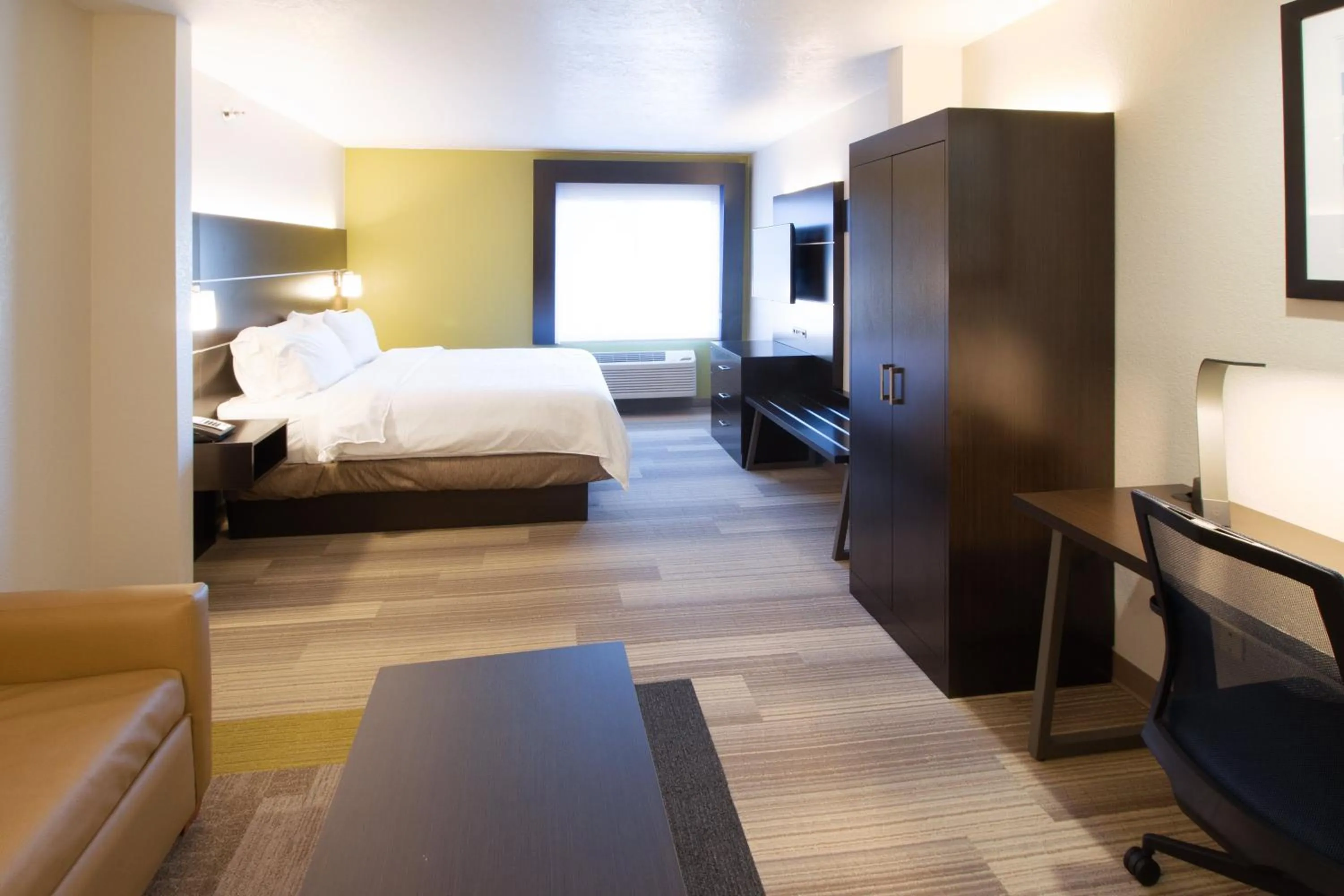 Bedroom, Bed in Holiday Inn Express & Suites - Worthington by IHG