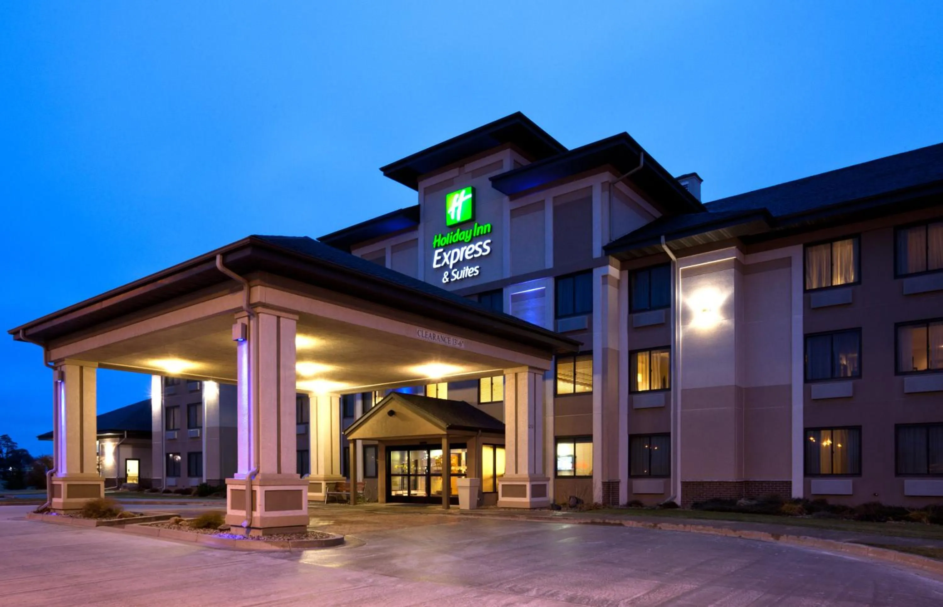 Property building in Holiday Inn Express & Suites - Worthington by IHG
