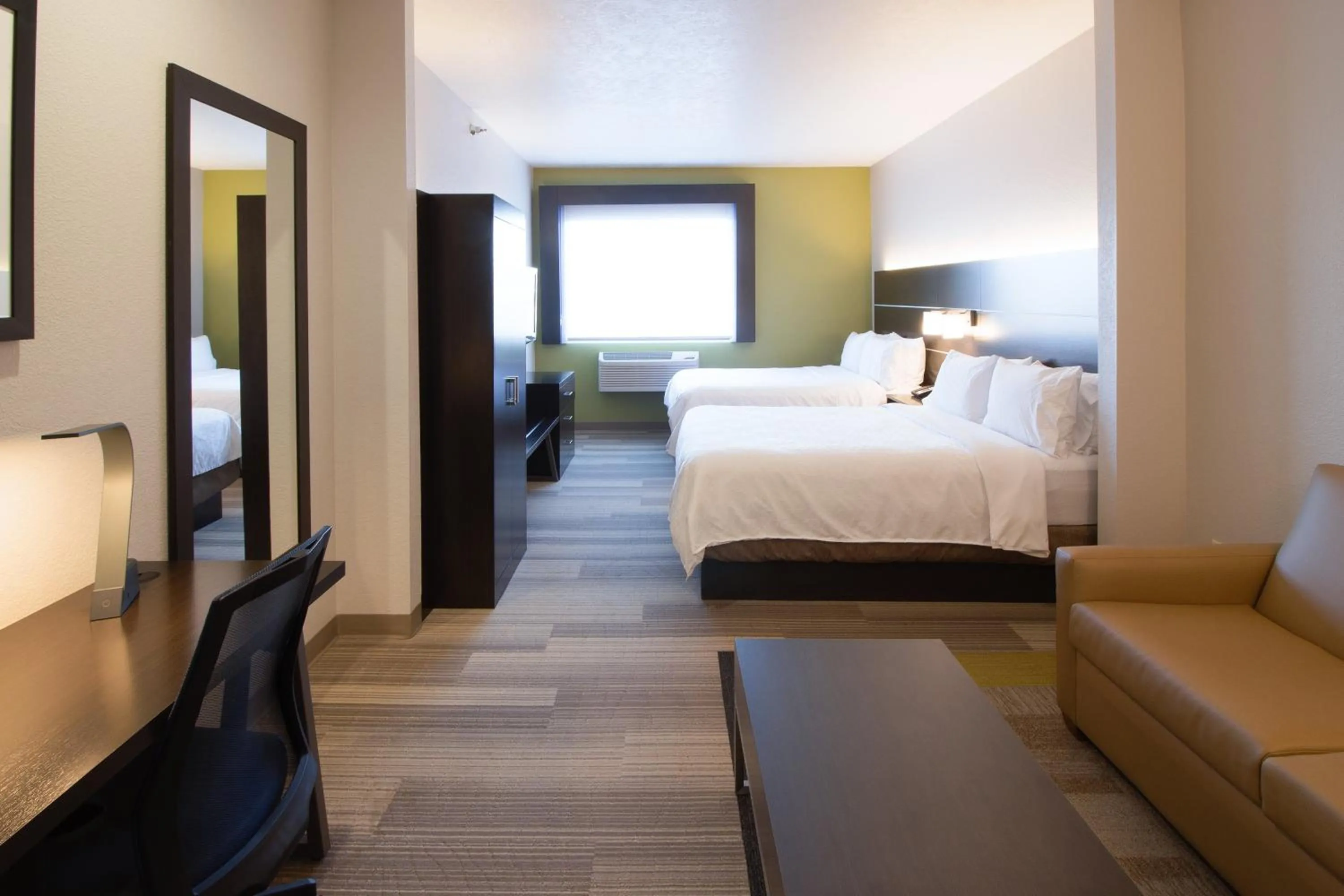 Photo of the whole room, Bed in Holiday Inn Express & Suites - Worthington by IHG