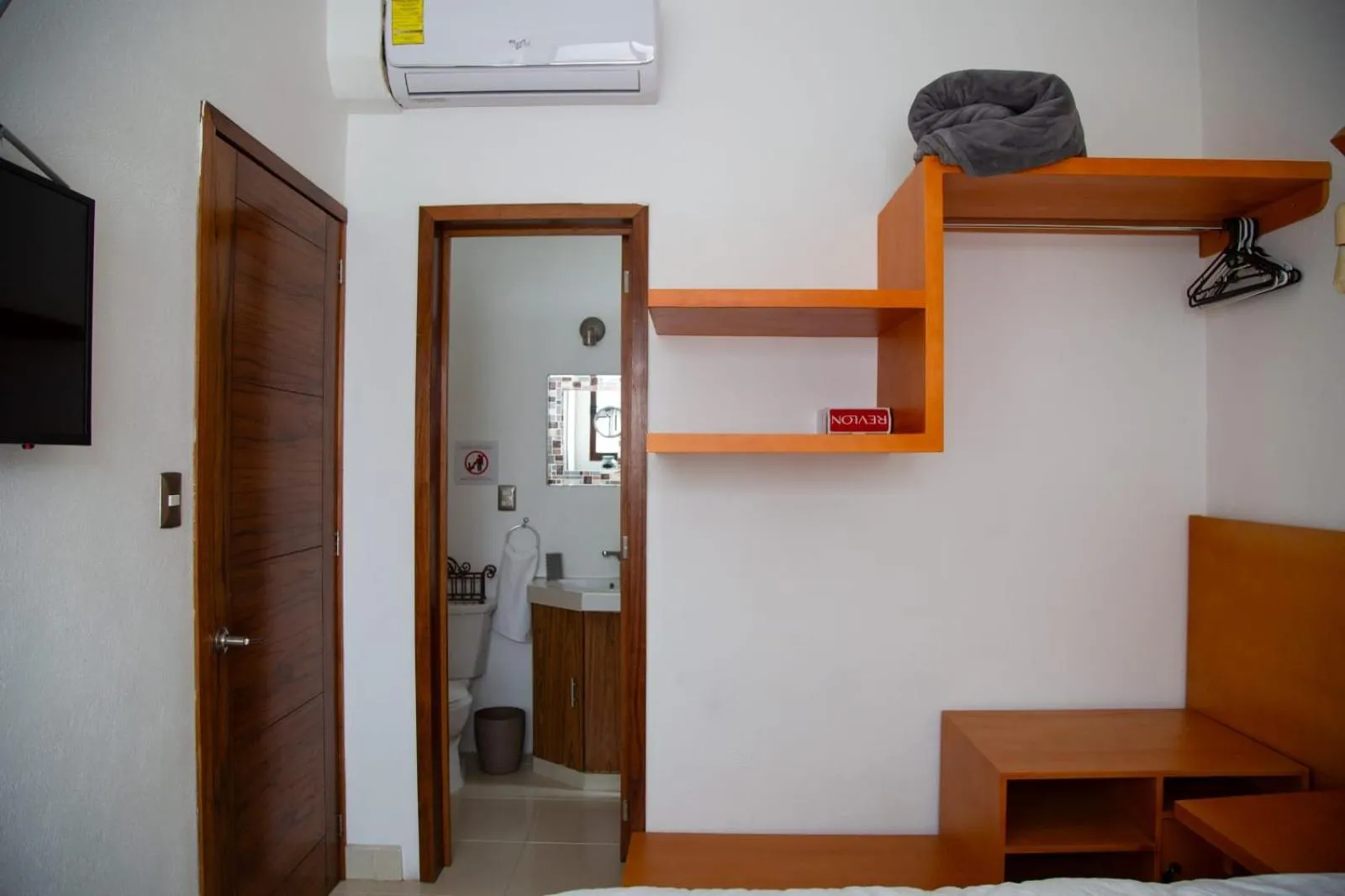 wardrobe in Comala Bed & Breakfast