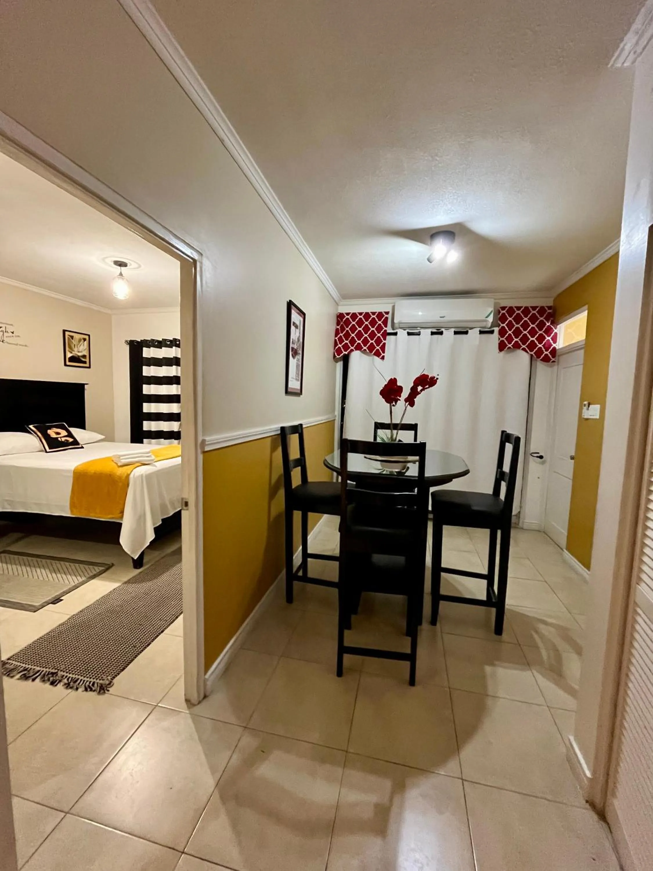 Dining area, Bed in The Brompton's Luxury Apartment