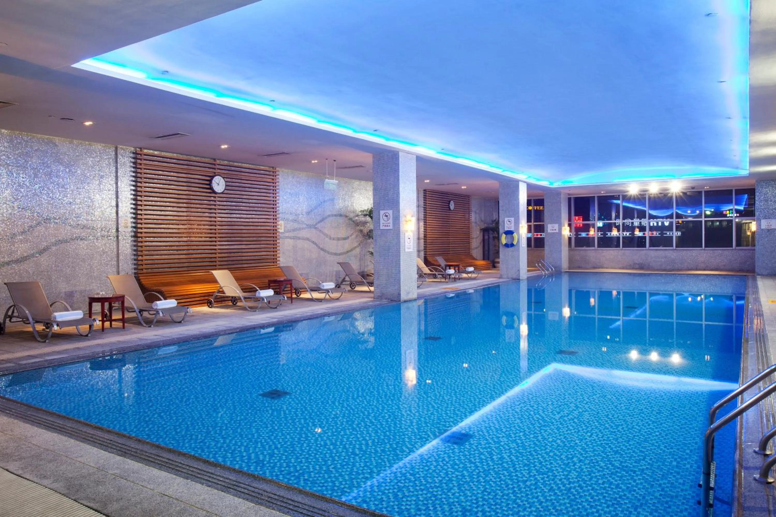 Swimming pool in Holiday Inn Xiaoshan by IHG