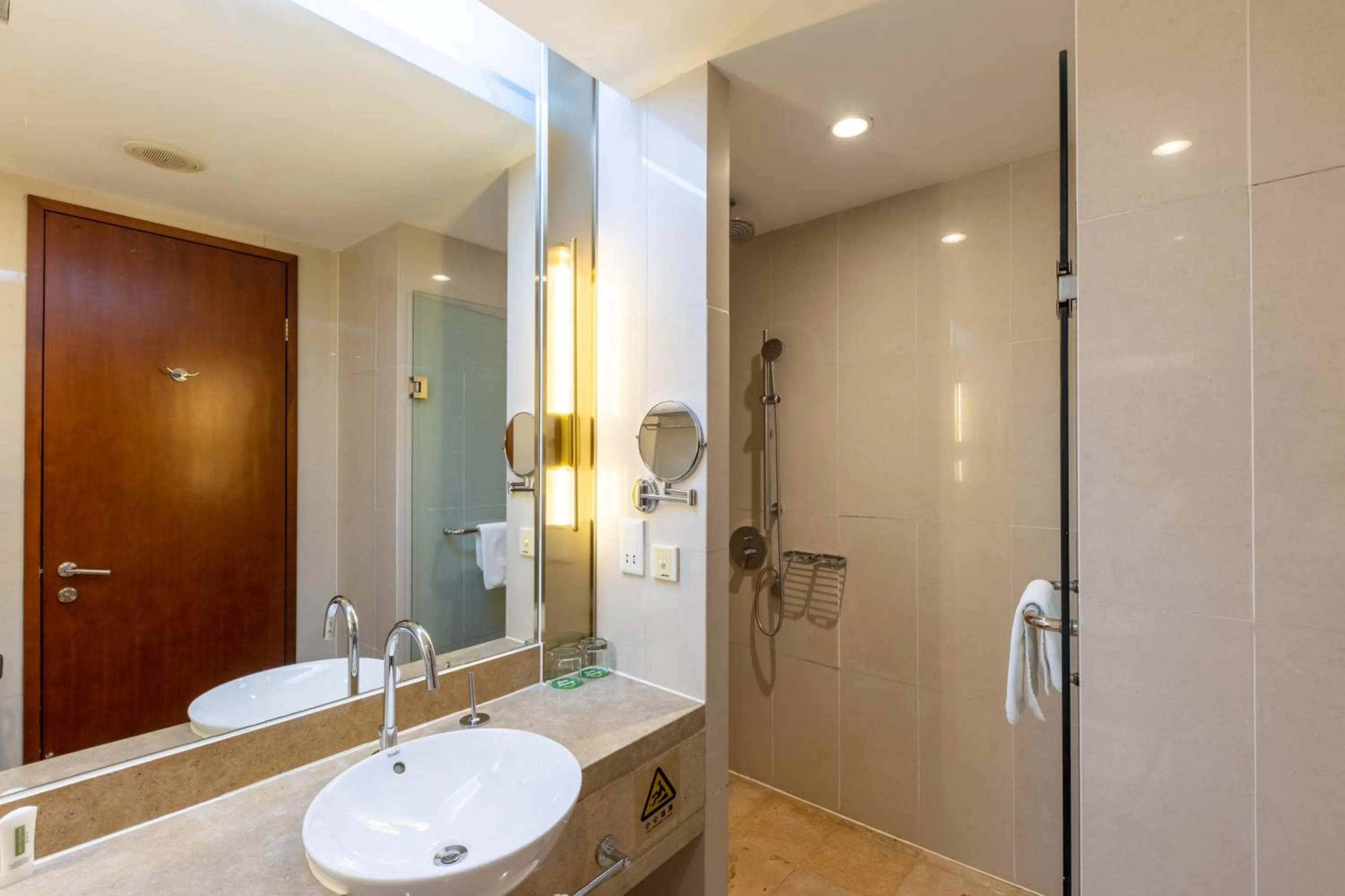 Toilet in Holiday Inn Xiaoshan by IHG