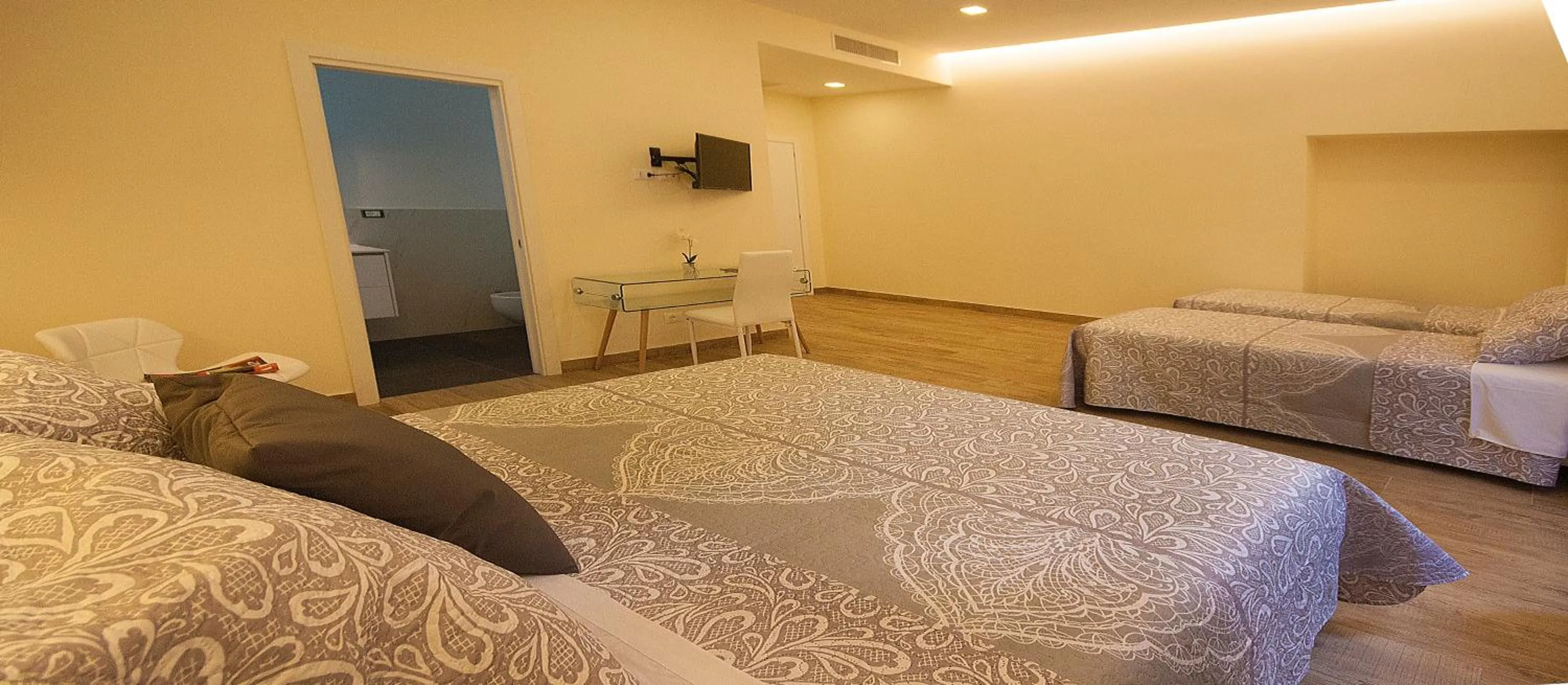 Photo of the whole room, Bed in Quiriti Vatican Relais