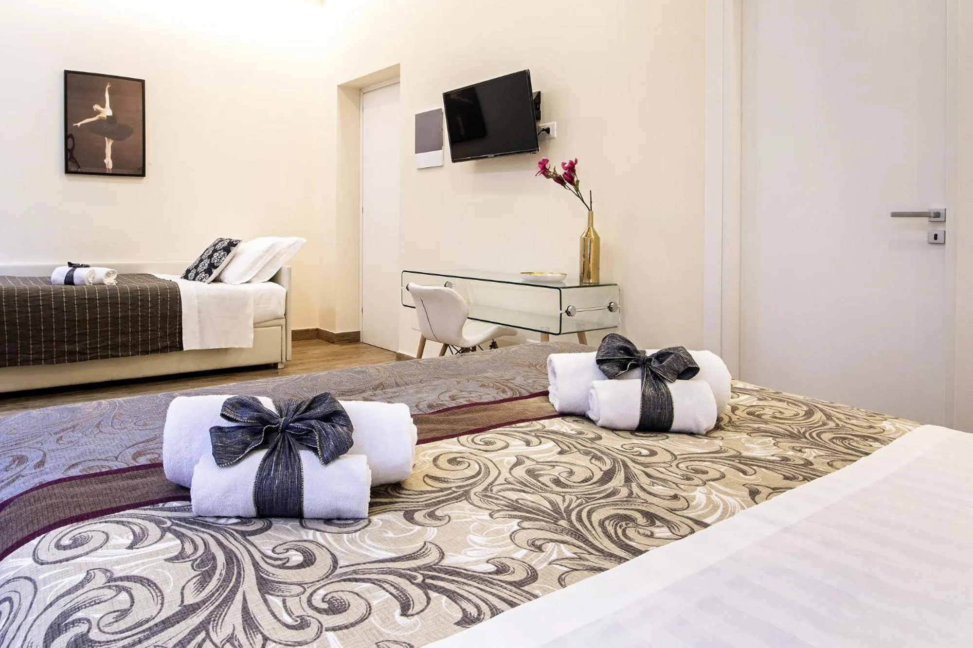 Photo of the whole room, Bed in Quiriti Vatican Relais