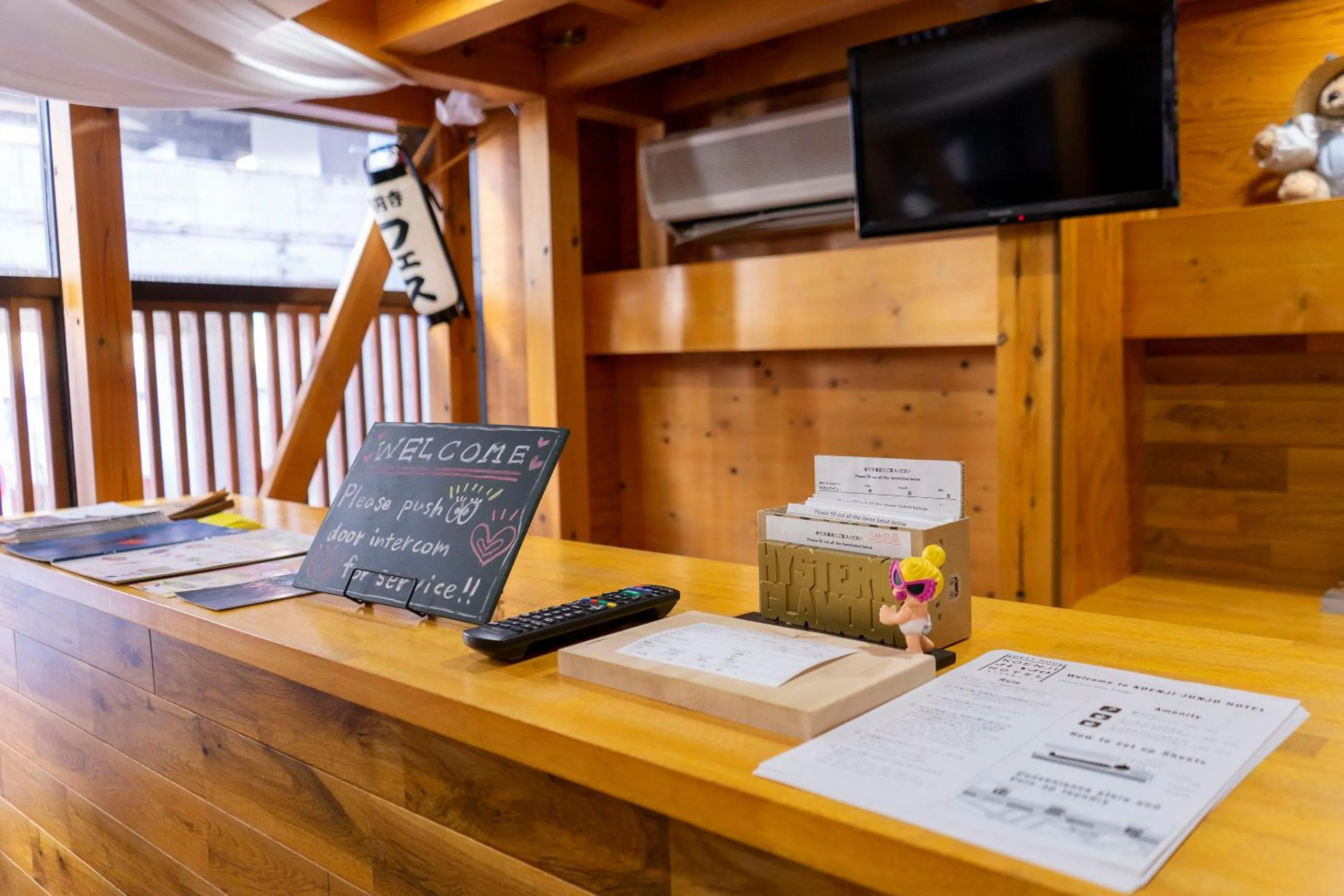 Communal lounge/ TV room in ゲストハウス高円寺純情ホテル -Guest House Koenji Junjo Hotel-