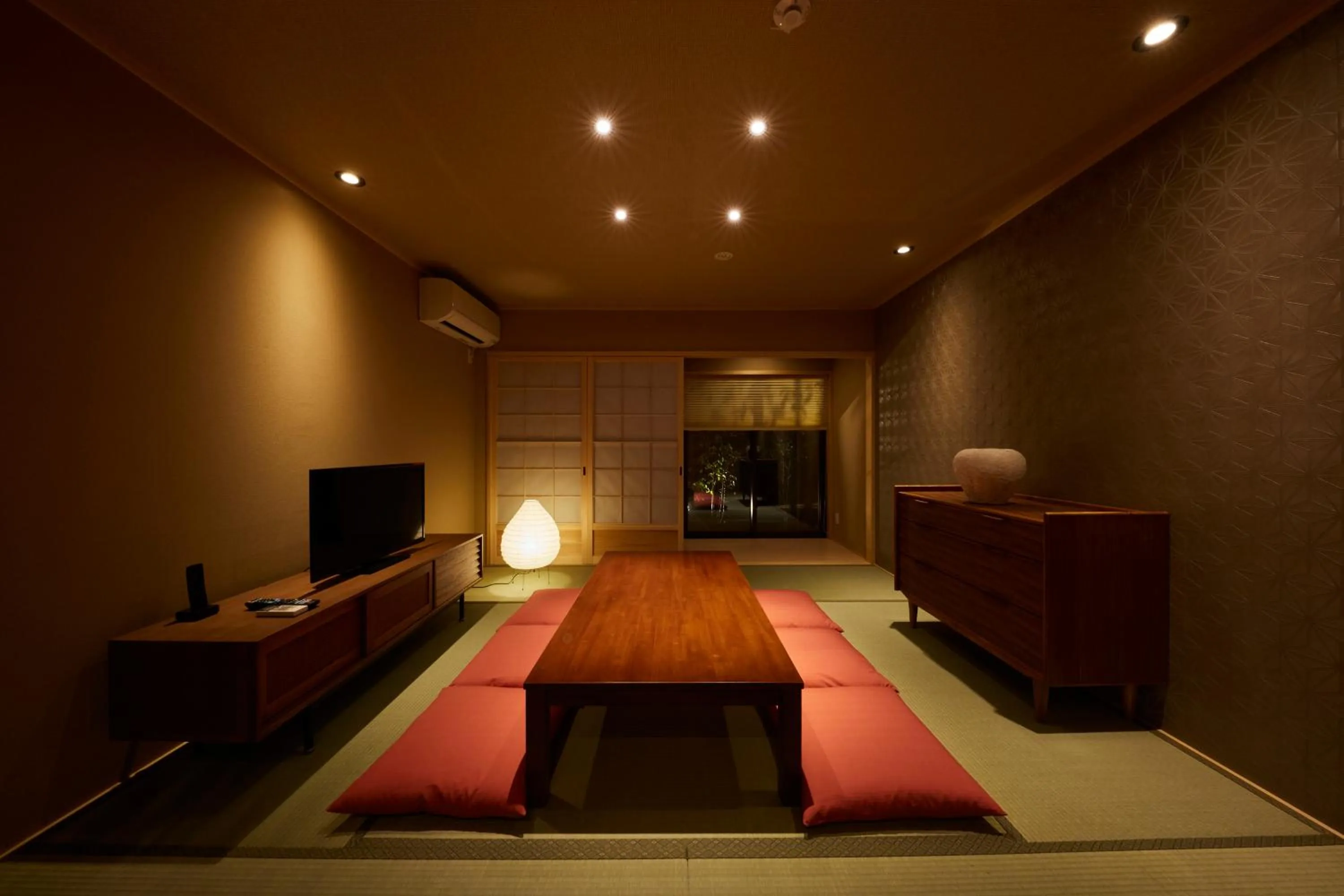 Living room, Bed in Rinn Miyagawacho Tsubaki