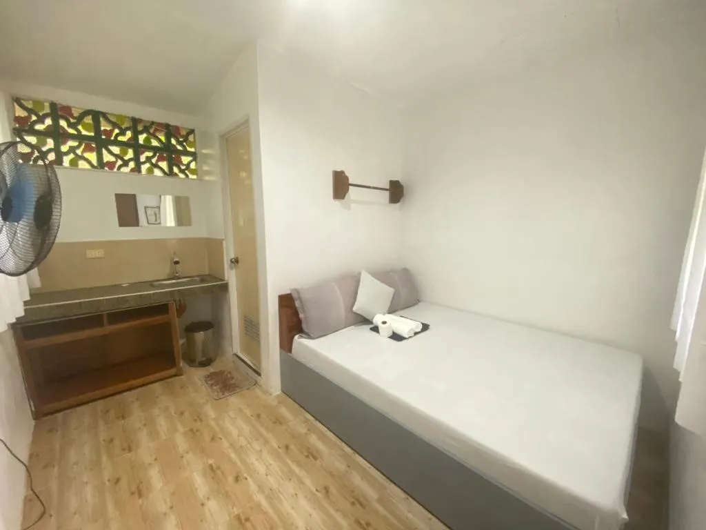 Bed in MiL's Hillside Tourist Inn