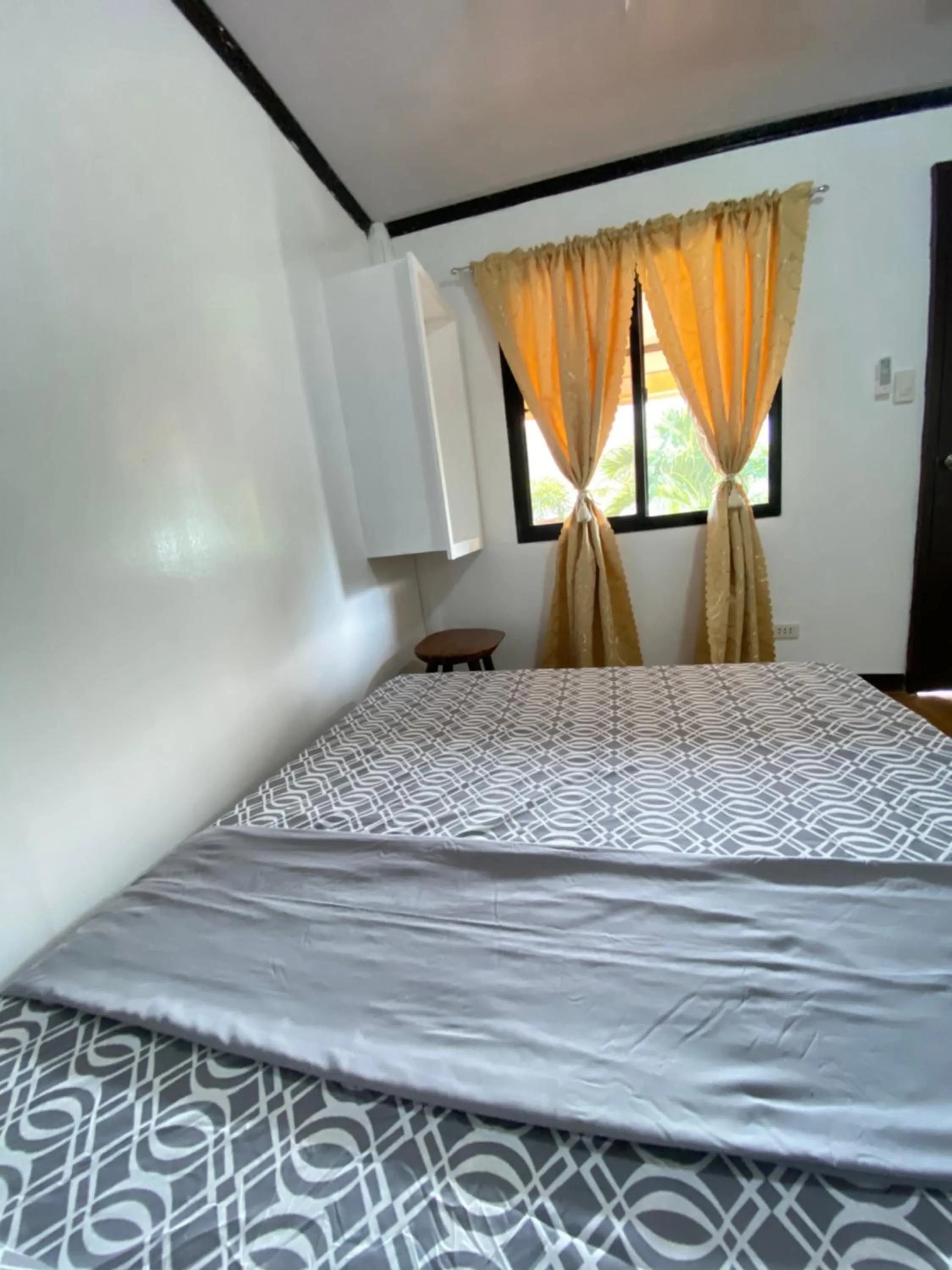 Bed in MiL's Hillside Tourist Inn